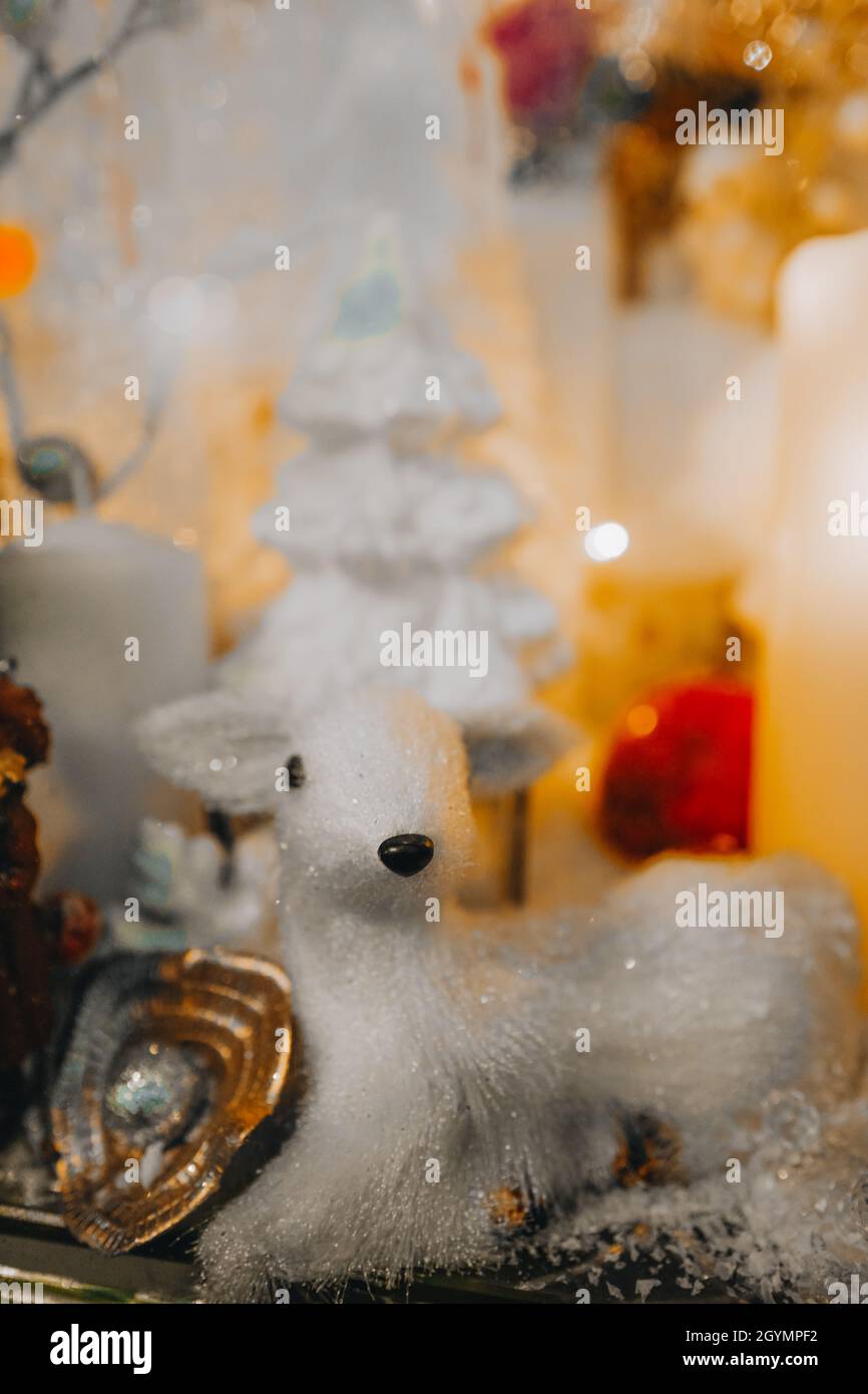 Jouet blanc fauve avec paillettes argentées sur une vitrine festive.Les  décorations de Noël du nouvel an et du joyeux Noël et une atmosphère  d'hiver magique Photo Stock - Alamy