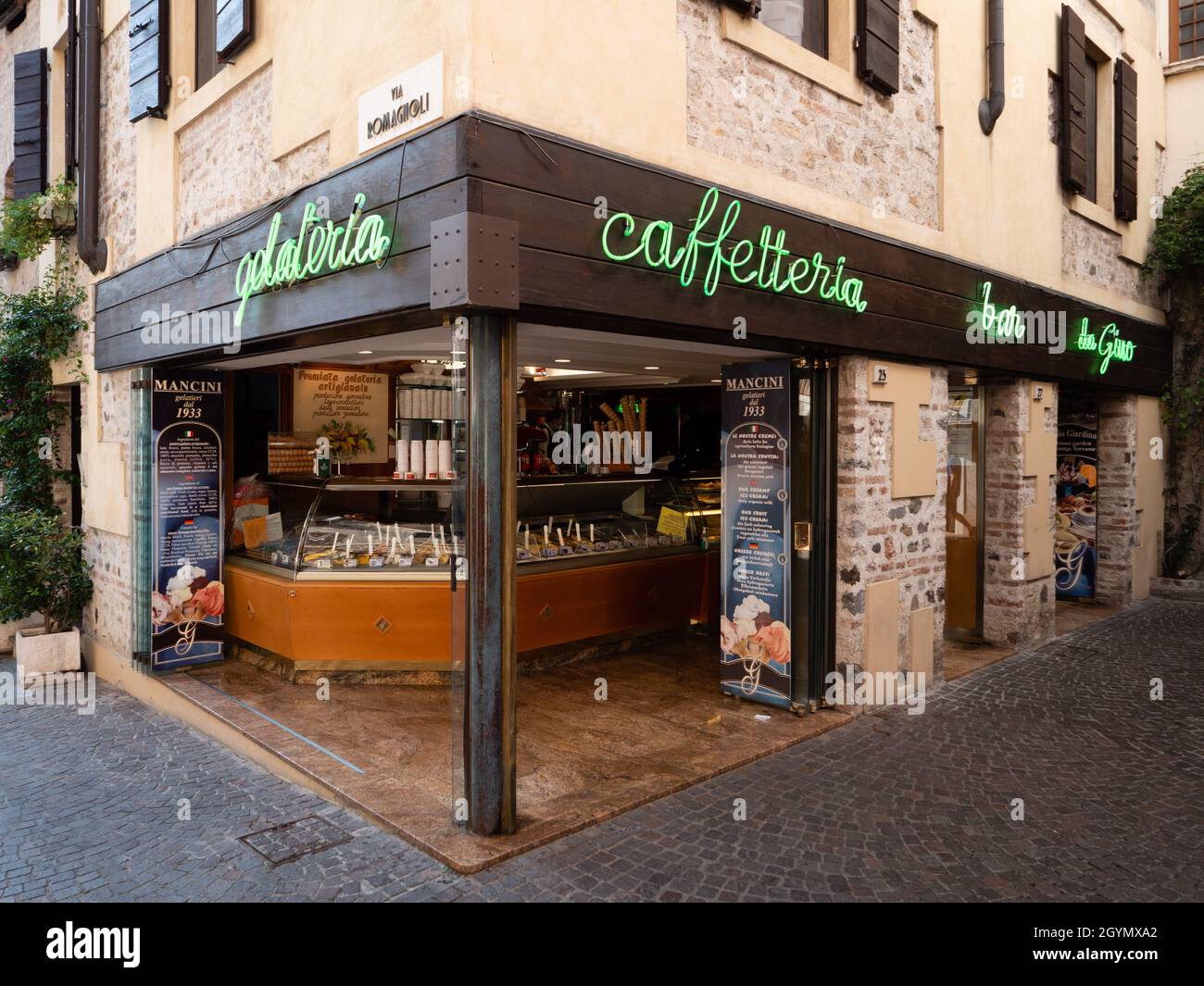 Sirmione, Italie - août 8 2021: Gelateria et Caffeteria fournisseur de crème glacée et Cafe da Gino Mancini Banque D'Images