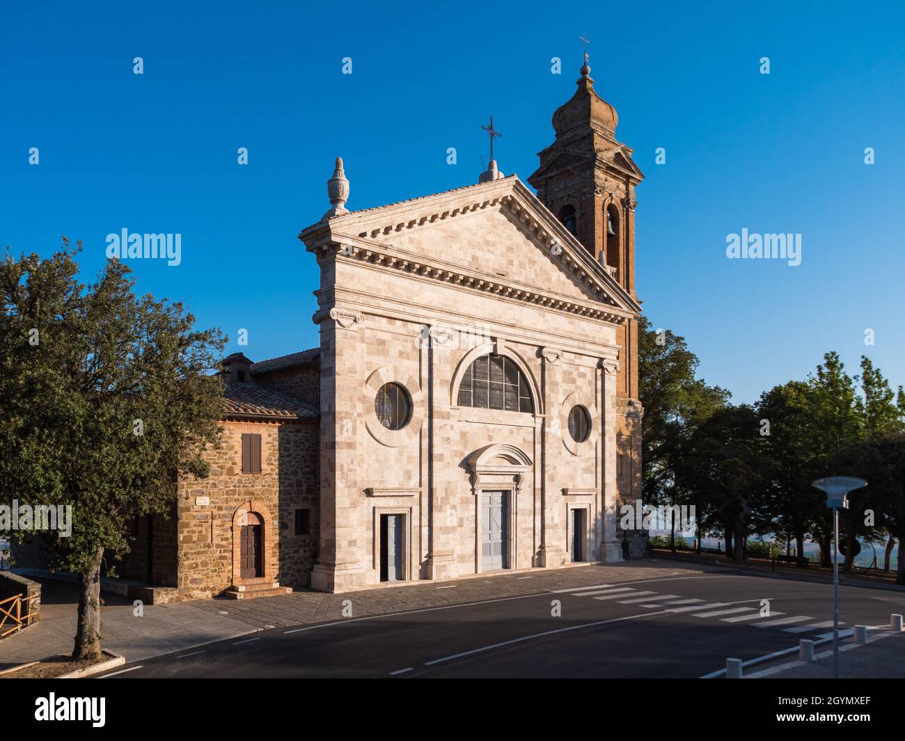 Madonna ou Eglise Santa Maria del Soccorso à Montalcino, Toscane, Italie avec façade et clocher Banque D'Images