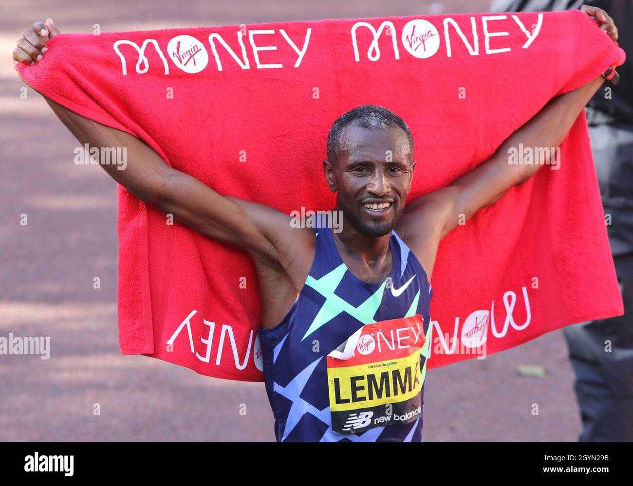 Sisay Lemma Kasaye, d'Éthiopie, remporte le Marathon Virgin Money de Londres en 2021 Banque D'Images
