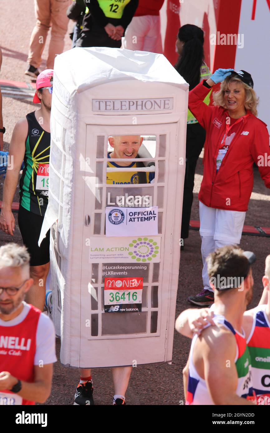 Lucas Meagor de Hull tente de battre le record du monde Guinness pour avoir couru dans une boîte téléphonique au Marathon de Londres Virgin Money 2021. Banque D'Images