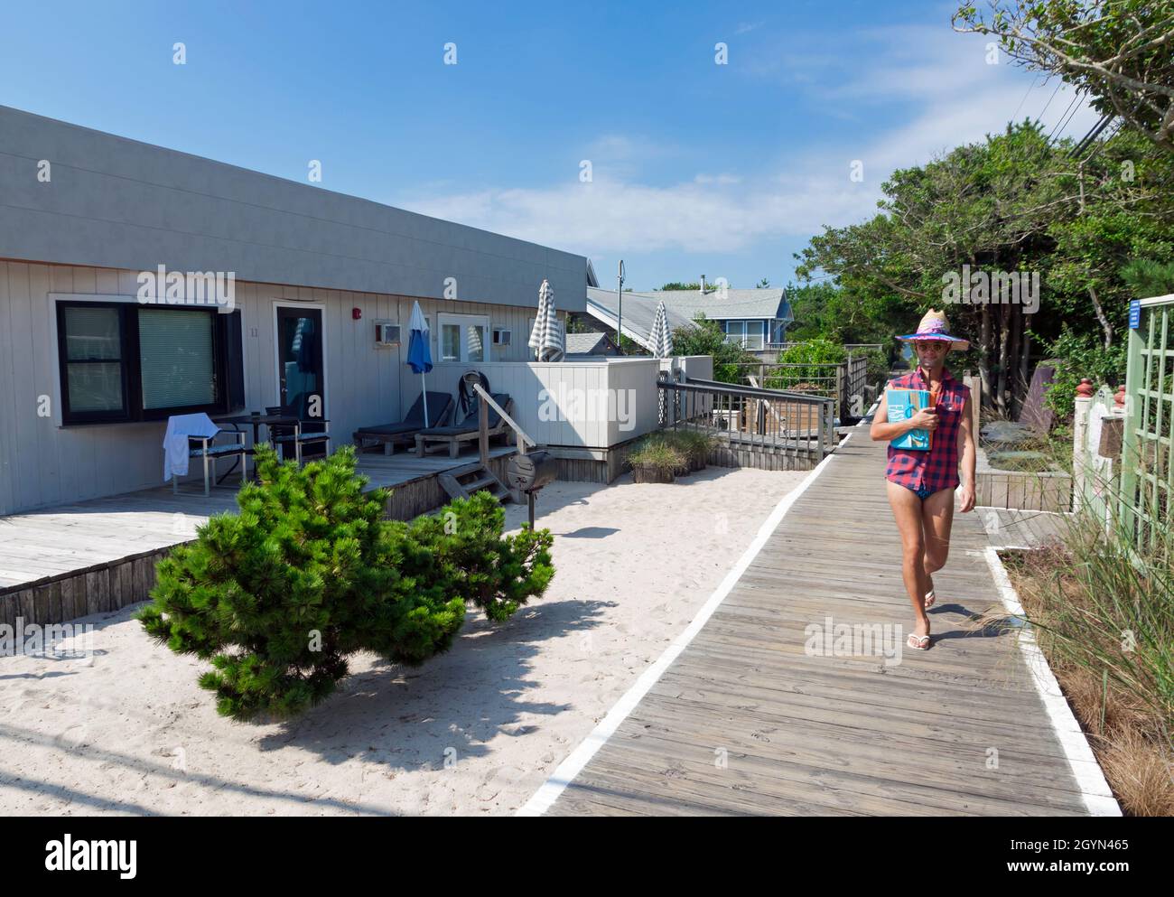 Homme marchant le long de Duryea Walk à Cherry Grove, Fire Island, New York, États-Unis. Banque D'Images