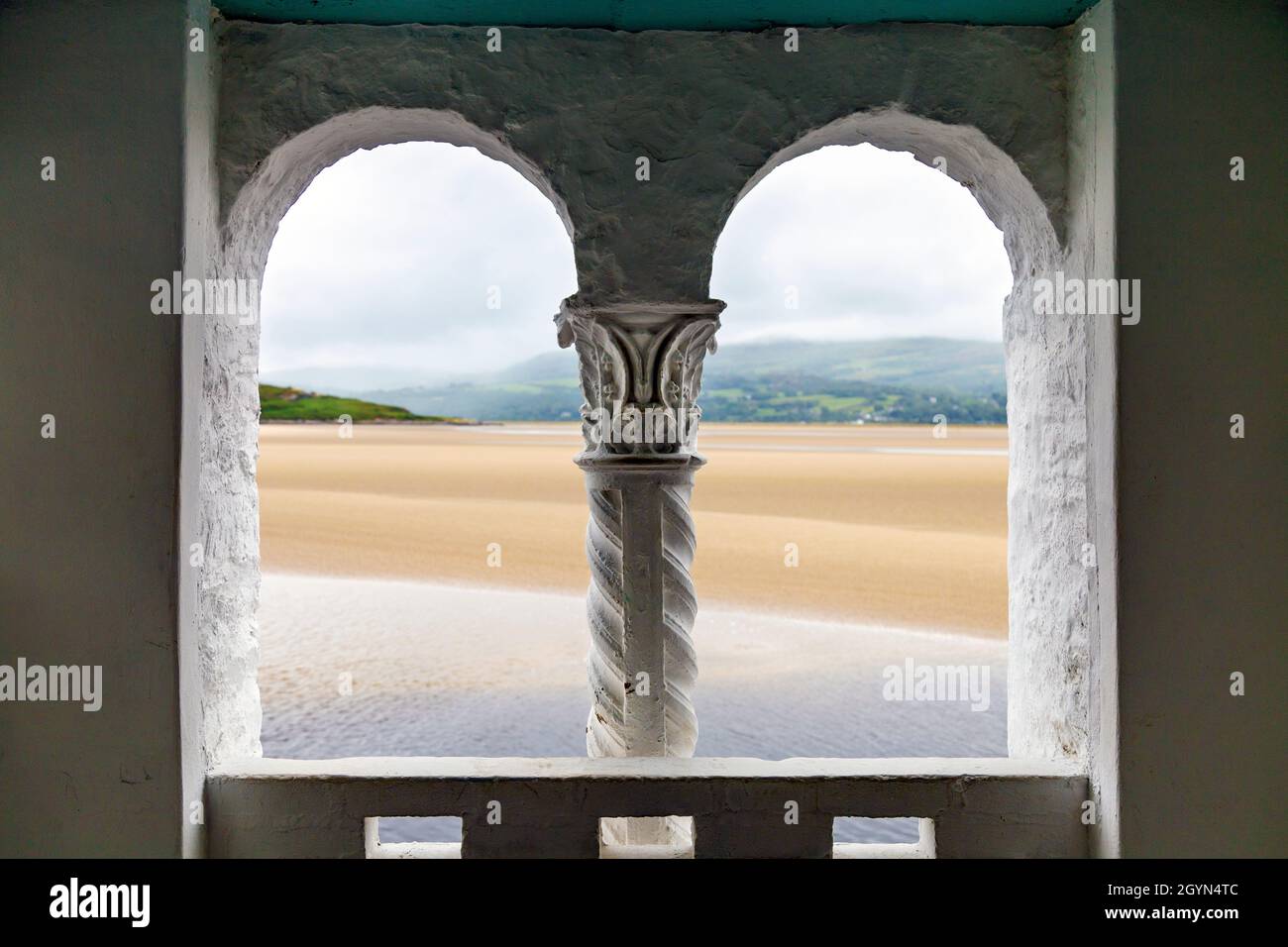 Fenêtres donnant sur la mer dans la ville de style méditerranéen Portmeirion, parc national de Snowdonia, pays de Galles, Royaume-Uni Banque D'Images
