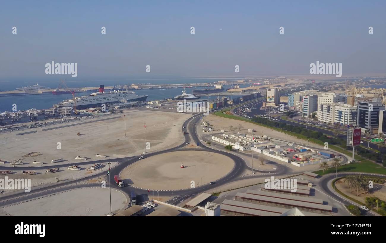 Autoroute sur Dubaï.Vue aérienne des World Islands à Dubaï.Les îles étaient destinées à être développées avec des complexes hôteliers et des villas de luxe, comme Th Banque D'Images