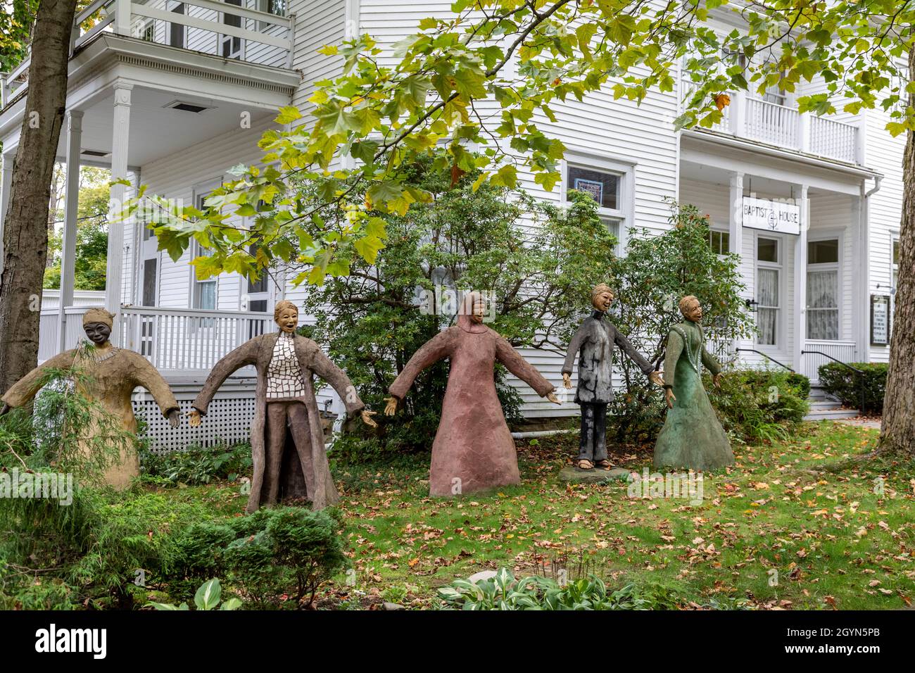 Chautauqua, New York - sculptures du cercle des amis devant la Maison baptiste à l'établissement Chautauqua. Banque D'Images