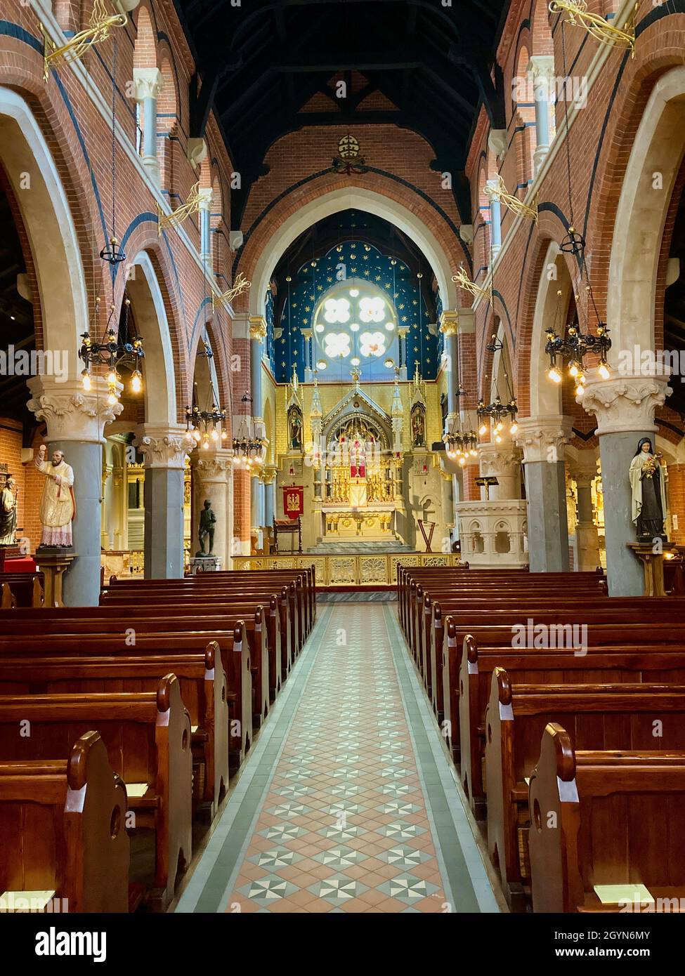 Église catholique de Corpus Christi, le sanctuaire du Saint-Sacrement à Covent Garden, Londres.Classe 2, architecture de style gothique anglais ancien. Banque D'Images