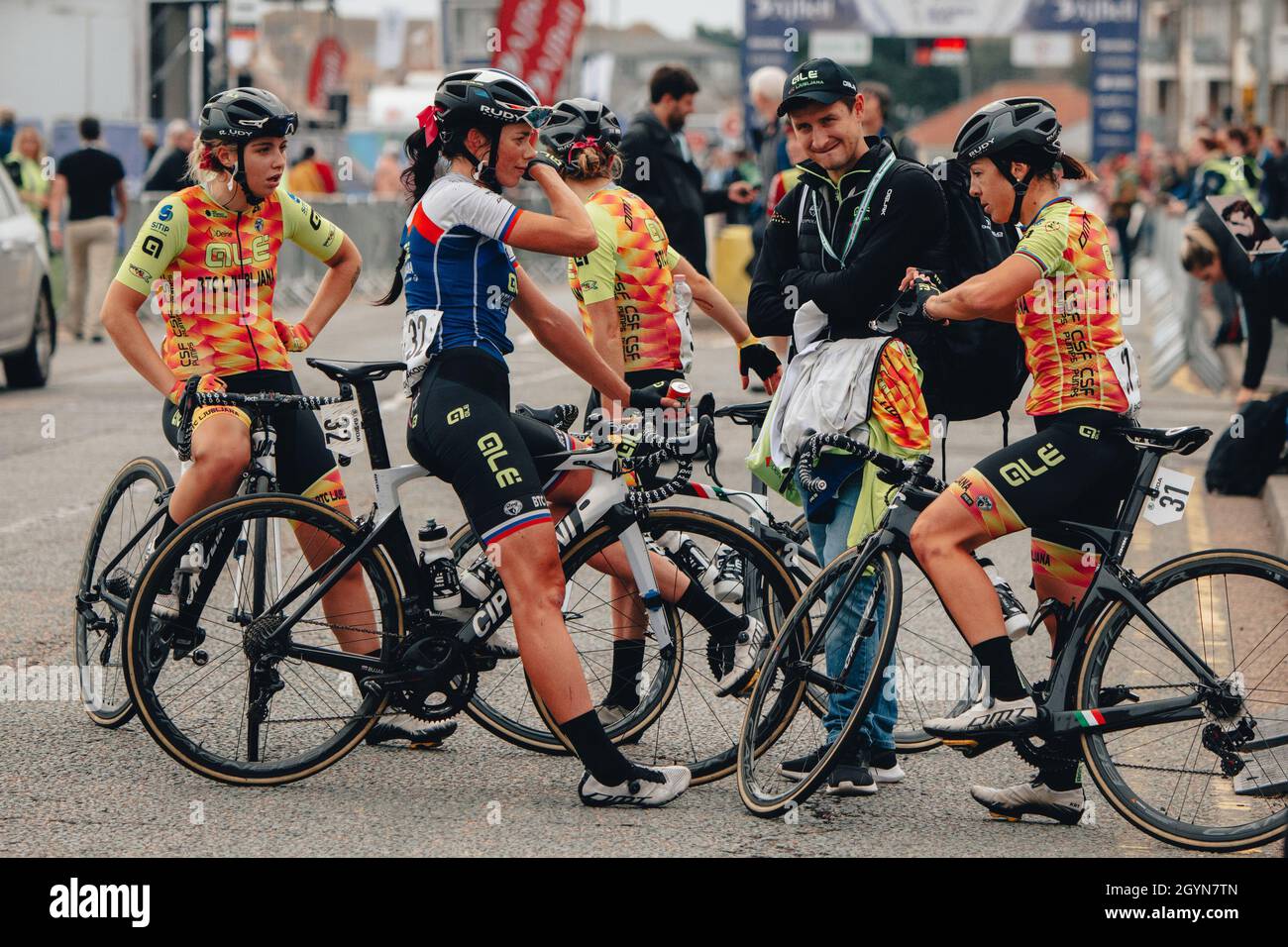 Clacton, Royaume-Uni.08 octobre 2021.8 octobre 2021; AJ Bell Womens Cycling Tour, étape 5, Colchester à Clacton on Sea.Équipe Alé BTC Ljubljana à l'arrivée.Crédit : images de sports action plus/Alamy Live News Banque D'Images