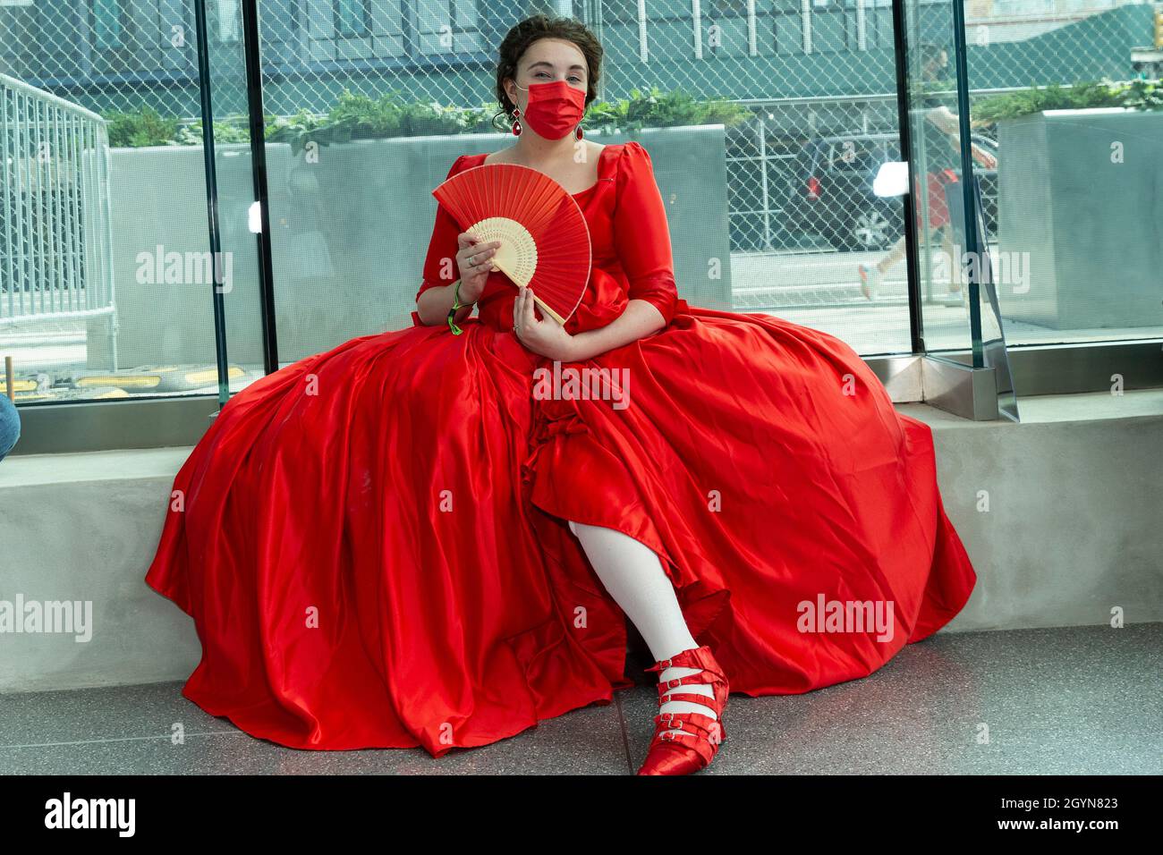 New York, NY - le 8 octobre 2021 : Emily Digout de Calgary, Canada, portant  la robe Claire Fraser (Outlander) pose pendant la deuxième journée du Comic  con 2021 de New York