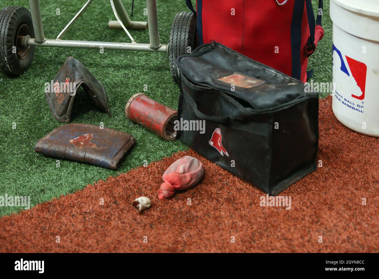 Saint-Pétersbourg, Floride.États-Unis; Une vue générale de certains des équipements Red Sox de Boston à la pratique avant le match avant la série de division de la Ligue américaine à Tro Banque D'Images