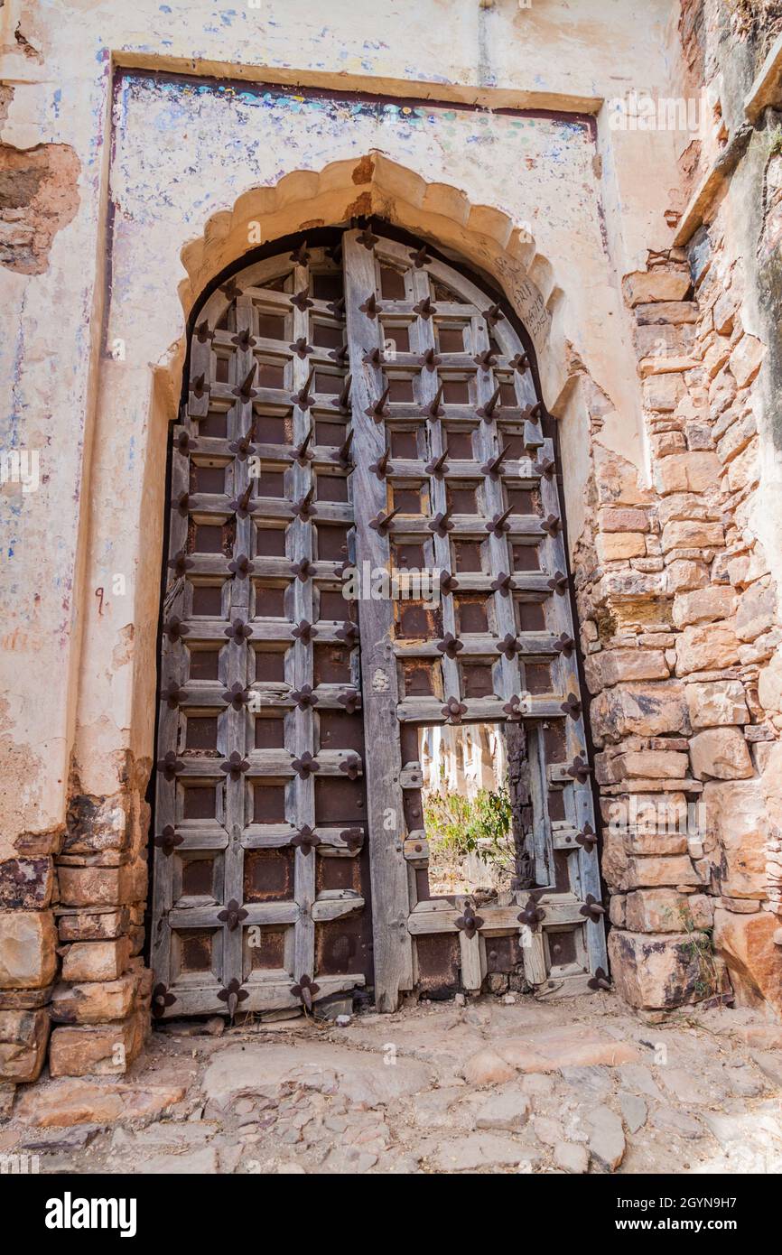 Porte avec des pointes contre les éléphants à une porte du fort de Taragarh à Bundi, État du Rajasthan, Inde Banque D'Images