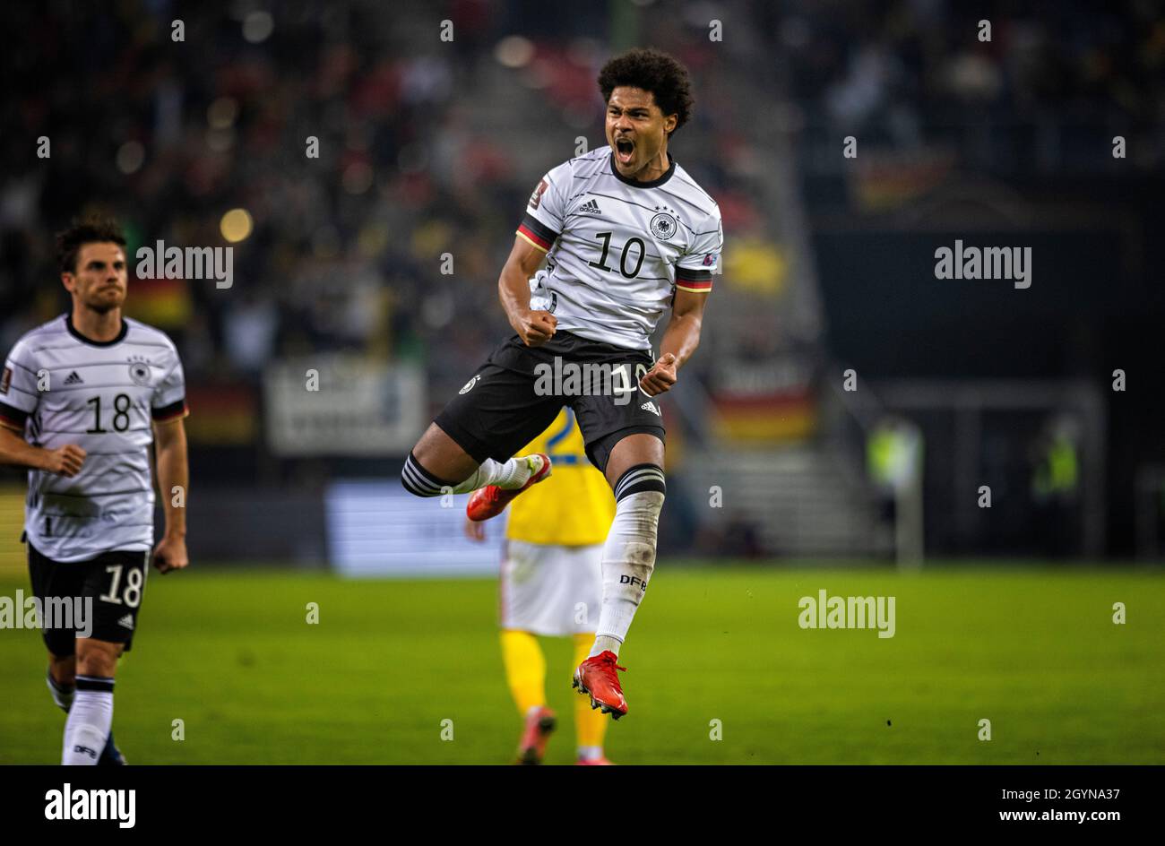 Hambourg, Allemagne.08 octobre 2021.Torjubel Serge Gnabry (Deutschland) Deutschland - Rumänien 08.10.2021, Fussball; WM-Quali, Qualification, saison 2021/22 Foto: Moritz Müller Copyright (nur für journalistische Zwecke) par : Moritz Müller, Wilhelm-Raabe-Str.18, 40470 Düsseldorf.Tél0211-13954918.MB.: 0176-81034275; Honorar zzgl.7 % UmSt.+ Belegextar; Commerzbank, Konto: 3813045, BLZ: 30040000; IBAN: DE49 3004 0000 0381 3045 00; Finanzamt Düsseldorf-Nord, Steuernummer: 105/5193/1677 crédit: Moritz Müller/Alay Live News Banque D'Images