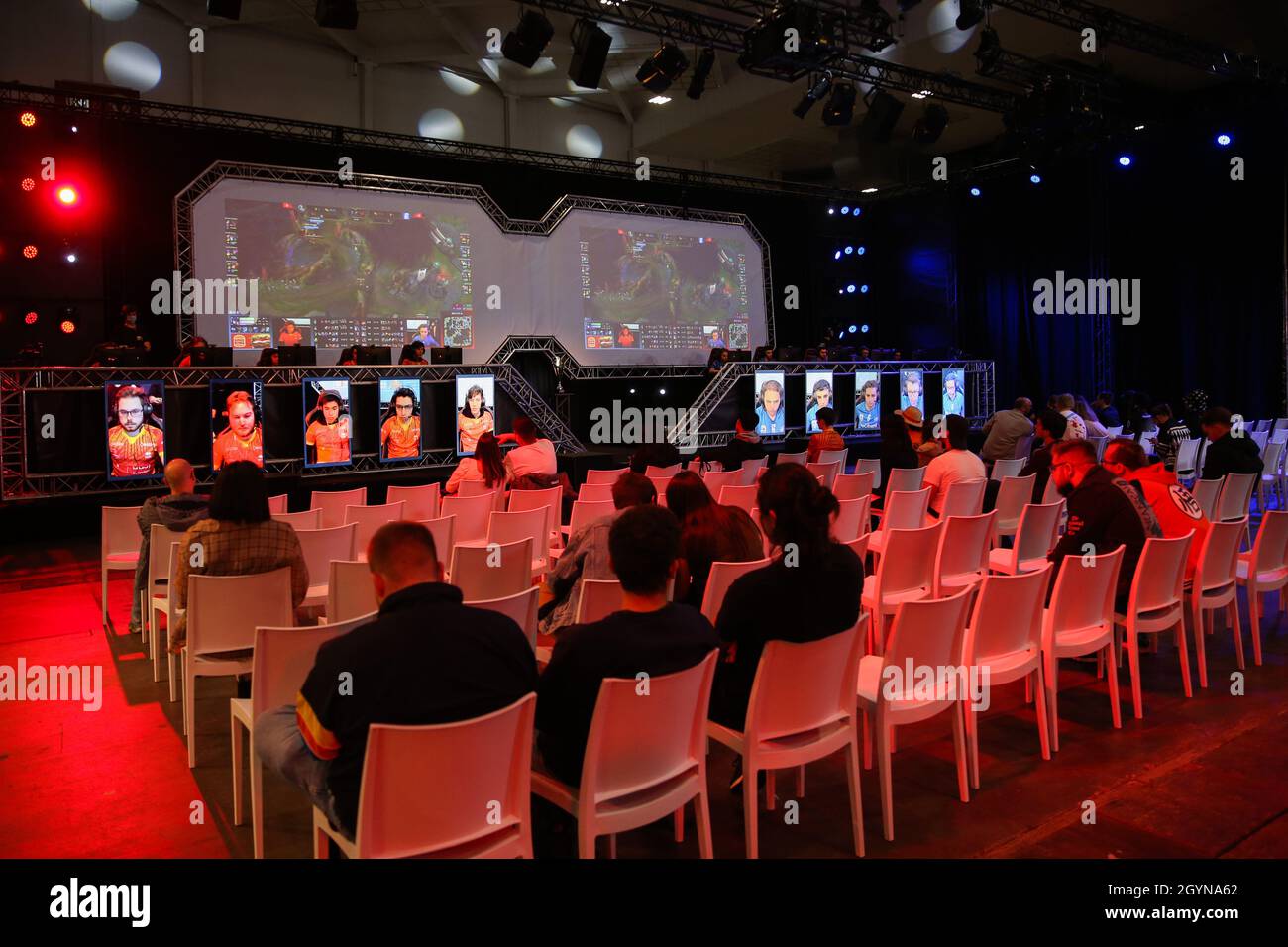 Bruxelles, Belgique.8 octobre 2021.Les visiteurs regardent un match e-sport au salon Made in Asia, animation et produits de dessin animé, à Bruxelles, Belgique, le 8 octobre 2021.Credit: Zheng Huansong/Xinhua/Alay Live News Banque D'Images