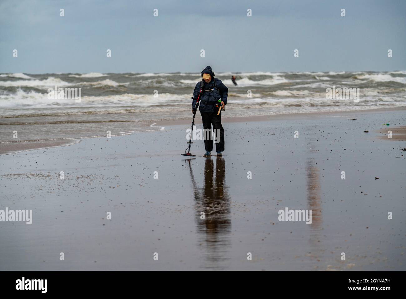 Chasseur de trésors, homme avec détecteur de métaux sur la plage, nuages de tempête sombre, automne à la mer du Nord en Hollande du Nord, près du village Egmond aan Zee, N Banque D'Images