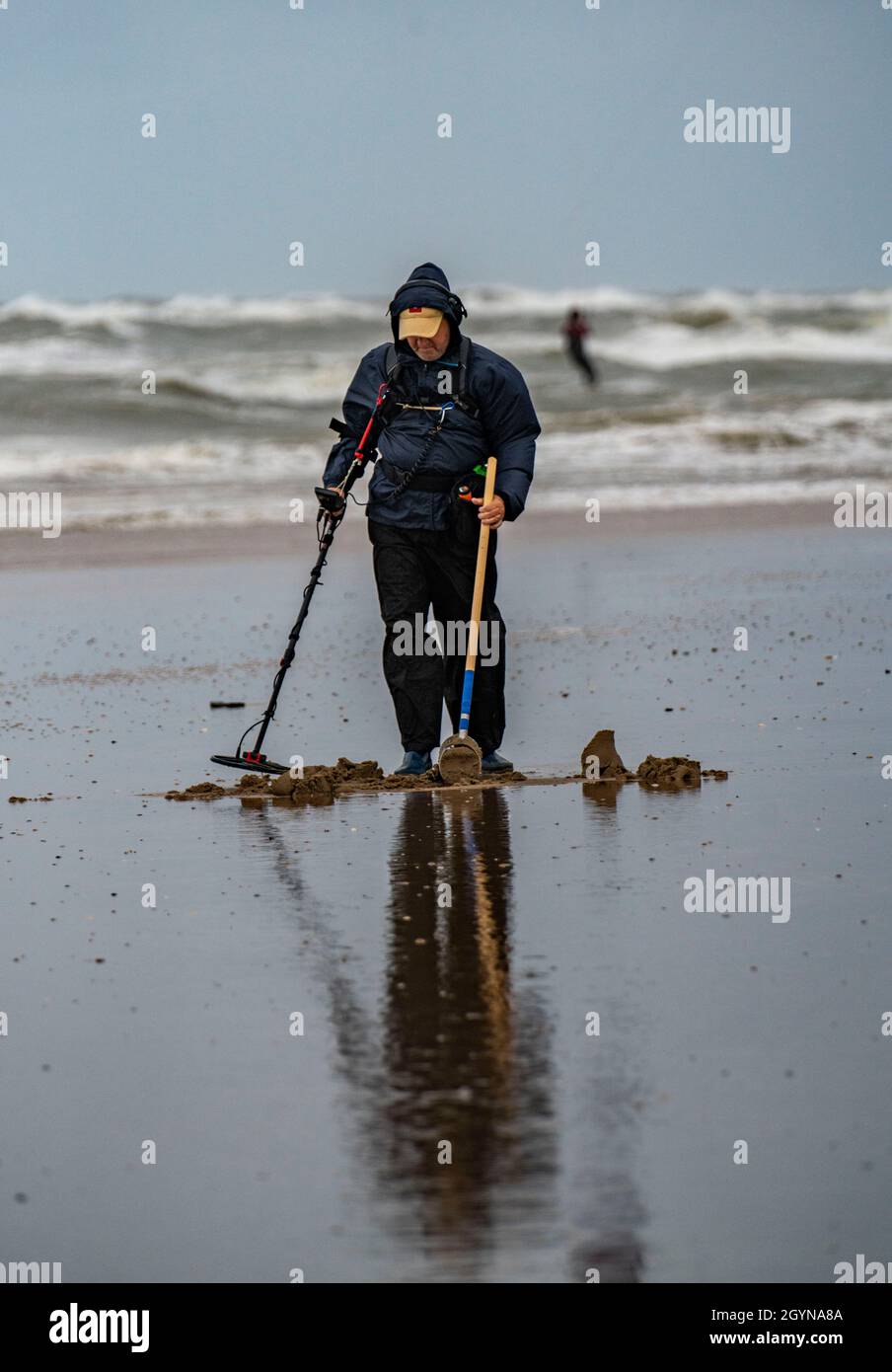 Chasseur de trésors, homme avec détecteur de métaux sur la plage, nuages de tempête sombre, automne à la mer du Nord en Hollande du Nord, près du village Egmond aan Zee, N Banque D'Images