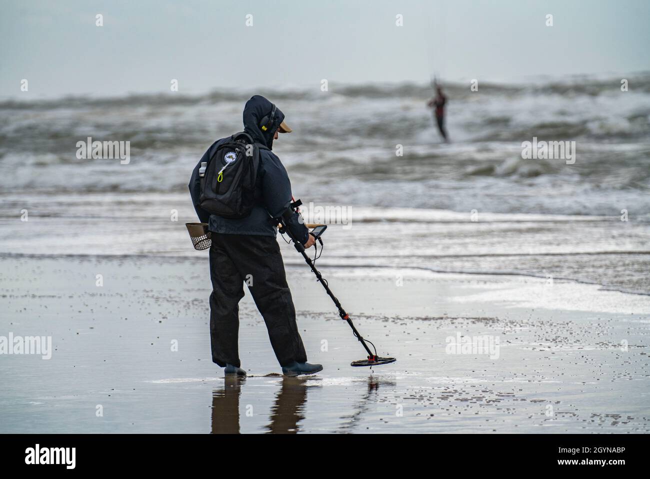 Chasseur de trésors, homme avec détecteur de métaux sur la plage, nuages de tempête sombre, automne à la mer du Nord en Hollande du Nord, près du village Egmond aan Zee, N Banque D'Images