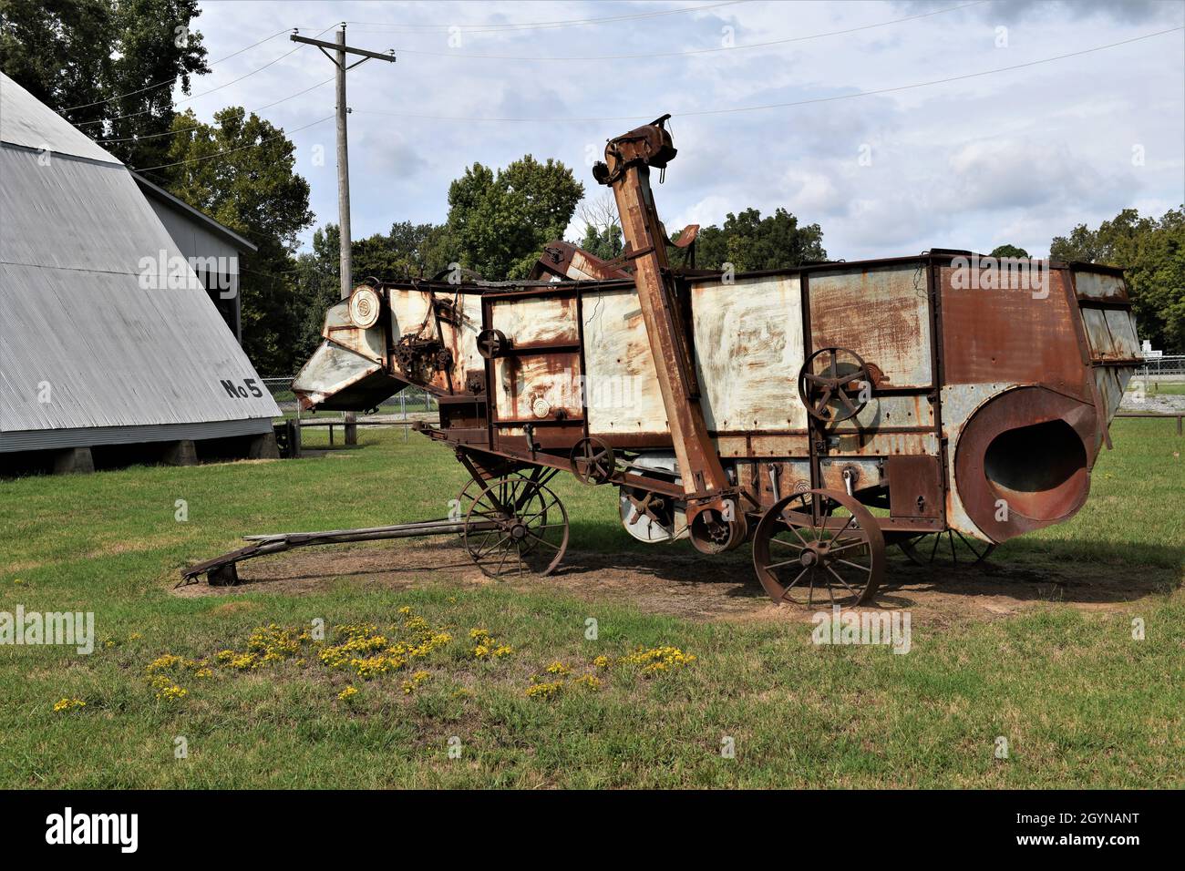 Une machine de battage ancienne. Banque D'Images