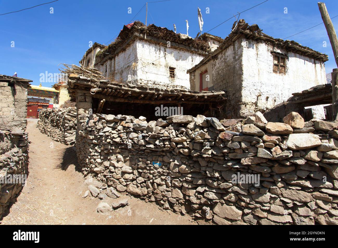 Vue sur le bâtiment et le mur de poney locaux dans le village de Jharkot un des meilleurs villages de la route de randonnée du circuit d'Annapurna, Lower Mustang, NEPA Banque D'Images