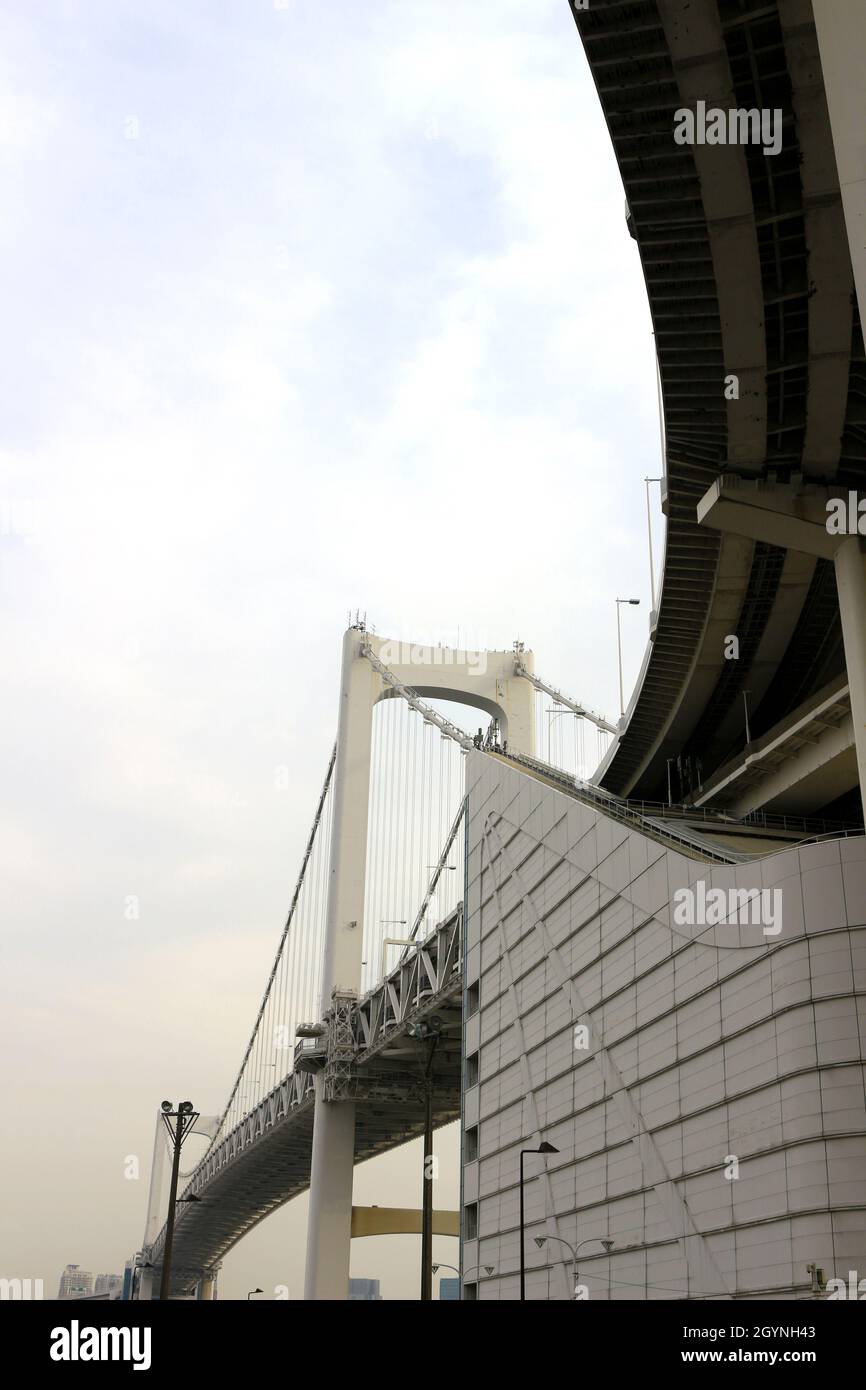 Vue du pont Rainbow de la baie de Tokyo vue de la diagonale ci-dessous Banque D'Images