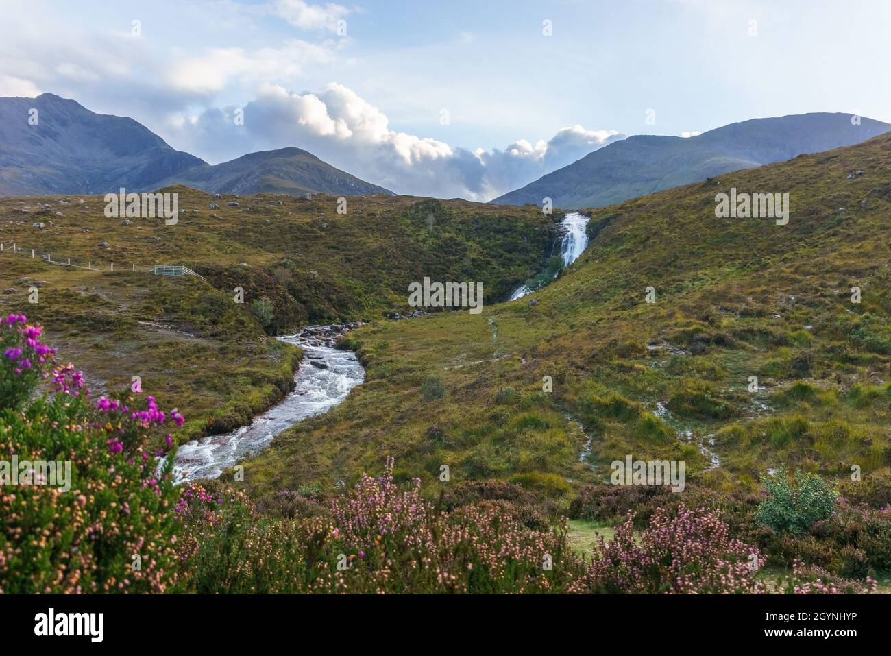 Blackhill ou chute d'eau de la Bhradain d'EAS a' sur la rivière Allt Coire nam Bruadaram sur l'île de Skye, en Écosse Banque D'Images