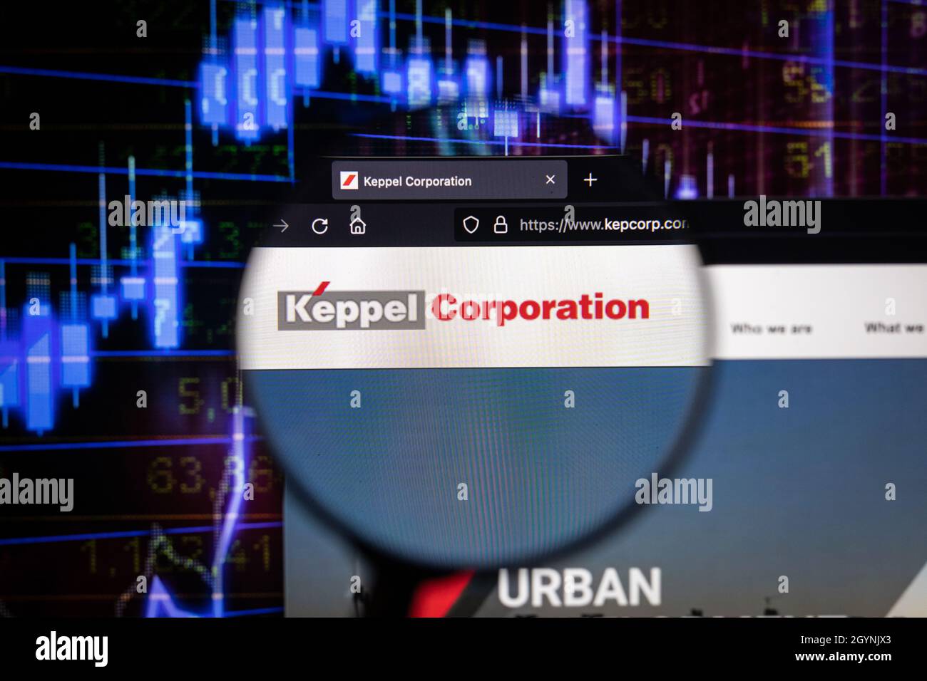 Logo de la société Keppel Corporation sur un site web avec des développements flous du marché boursier en arrière-plan, vu sur un écran d'ordinateur Banque D'Images