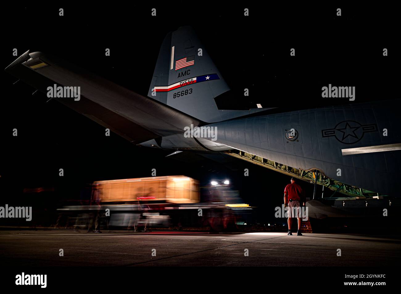 Un avion Super Hercules C-130J de la Force aérienne des États-Unis affecté au 40e Escadron de transport aérien expéditionnaire est chargé de marchandises en Afghanistan le 20 mai 2021.Le 40ème EAS, déployé avec le US Air Force Central, est responsable de la livraison de fret et de passagers aux bases américaines et nationales partenaires tout en fournissant l'énergie aérienne à USCENTCOM.(É.-U.Photo de la Force aérienne par le Senior Airman Brennen Lege) Banque D'Images