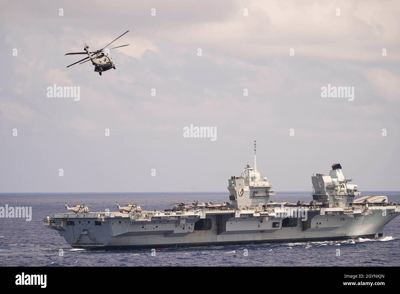 211003-N-BC311-1294-MER DES PHILIPPINES (OCT3, 2021) la Marine royale britannique le HMS Queen Elizabeth (R08) transite la mer des Philippines avec des navires de six nations différentes le 3 octobre 2021.Le groupe de grève des transporteurs du Royaume-Uni, dirigé par le HMS Queen Elizabeth (R08); le destroyer d’hélicoptère de classe Hyuga de la Force d’autodéfense maritime du Japon (JS ISE) (DDH 182); le NCSM Winnipeg de la Royal Canadian Navy (FFH 338); le HNLMS Evertsen de la Royal Netherlands Navy (F 805);Les groupes de grève des transporteurs de la Marine royale de Nouvelle-Zélande, HMNZS te Kaha (F 77) et de la Marine américaine, dirigés par les navires de garde USS Ronald Reagan (CVN 76) et USS Carl Vinson (CVN 70), ont mené mu Banque D'Images