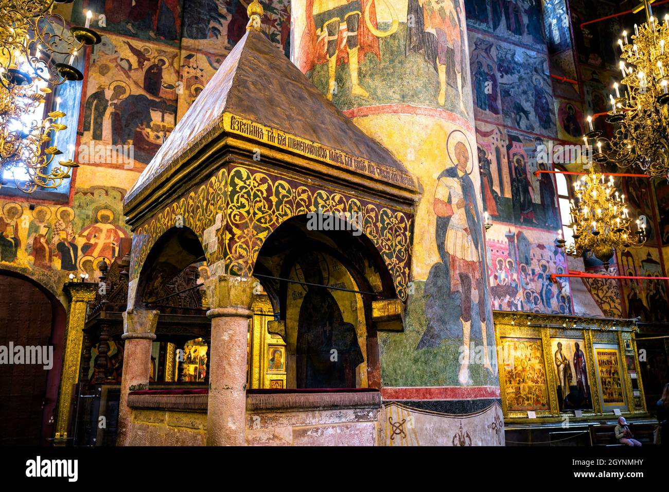 Moscou - 2 juin 2021 : Cathédrale de Dormition (Assomption) au Kremlin de Moscou, Russie.Magnifique intérieur peint orné de l'église orthodoxe.Anciennes fresques Banque D'Images