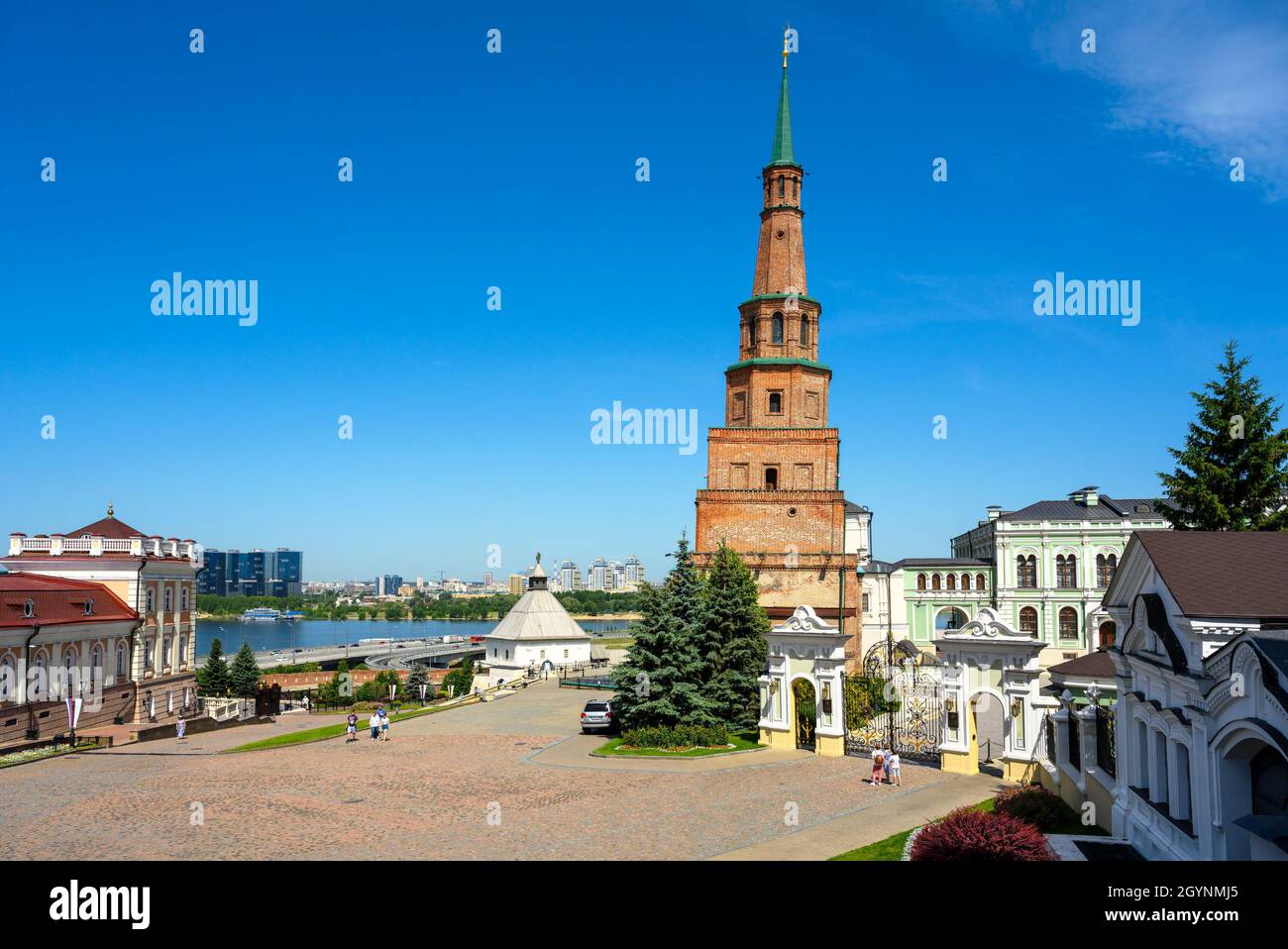 Le Kremlin de Kazan en été, Tatarstan, Russie.Cet endroit est une attraction touristique de Kazan.Vue sur la Tour Suyumbike penchée et l'entrée du Président Resid Banque D'Images