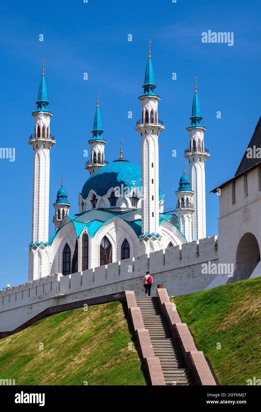 Mosquée Kul Sharif au Kremlin kazan, Tatarstan, Russie.C'est l'attraction touristique de Kazan.Vue verticale de l'ancienne forteresse blanche et de l'escalier.Historique Banque D'Images