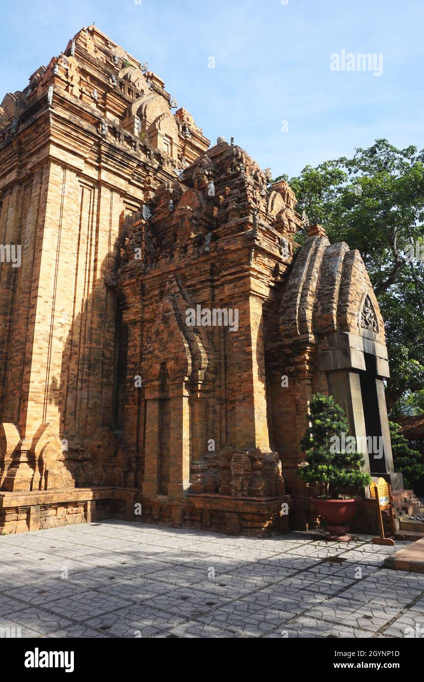 Vue sur le temple restauré avec des pierres ouvragées aux tours po Nagar Cham à Nha Trang, Vietnam.D'autres ruines se trouvent à proximité sur la montagne Cù Lao. Banque D'Images