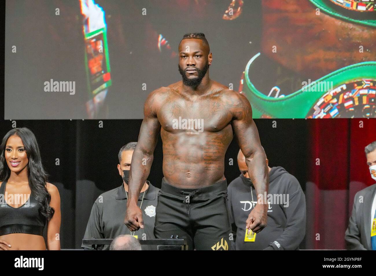 Las Vegas, États-Unis.08 octobre 2021.LAS VEGAS, NV - OCTOBRE 8 : Deontay Wilder passe sur scène et se rend sur les balances pour les pesées officielles à MGM Grand Garden Arena pour Tyson Fury vs Deontay Wilder III - pesées le 8 octobre 2021 à Las Vegas, NV, États-Unis.(Photo de Louis Grasse/PxImages) crédit: PX Images/Alamy Live News Banque D'Images