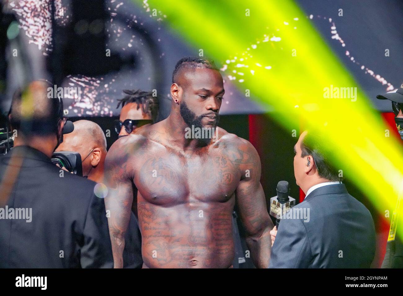 Las Vegas, États-Unis.08 octobre 2021.LAS VEGAS, NV - OCTOBRE 8 : Deontay Wilder et son équipe se mettent à aller-retour avec Tyson Fury et son équipe lors des pesées officielles à MGM Grand Garden Arena pour Tyson Fury vs Deontay Wilder III - pesées le 8 octobre 2021 à Las Vegas, NV, États-Unis.(Photo de Louis Grasse/PxImages) crédit: PX Images/Alamy Live News Banque D'Images