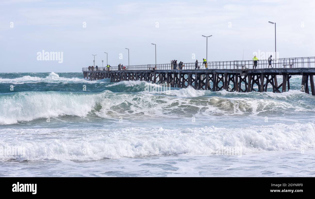 une grosse houle à la jetée de port noarlunga en australie méridionale le 4 octobre 2021 Banque D'Images