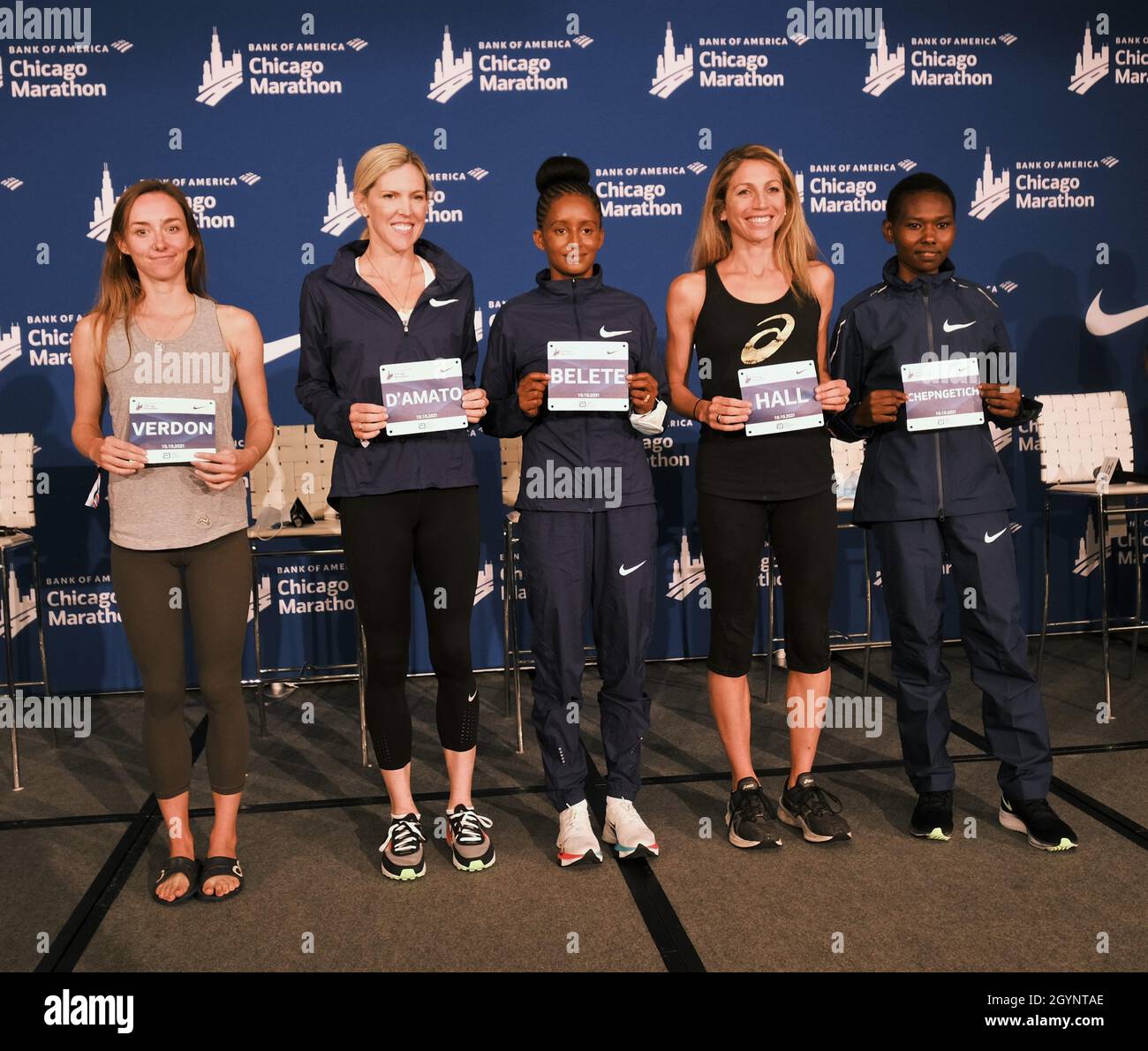 Chicago, Illinois, États-Unis.8 octobre 2021.Bank of America Chicago Marathon Elite Women coureurs (de gauche à droite) CARRIE VERDON (États-Unis), KEIRA d'AMATO (États-Unis), MESERET BELETE (Éthiopie), Sara HALL (États-Unis) et RUTH CHEGNETICH (Kenya) tiennent leurs bibs de course le vendredi 8 octobre 2021 après une conférence de presse au Hilton Chicago.(Credit image: © Pat A. Robinson/ZUMA Press Wire) Credit: ZUMA Press, Inc./Alamy Live News Banque D'Images