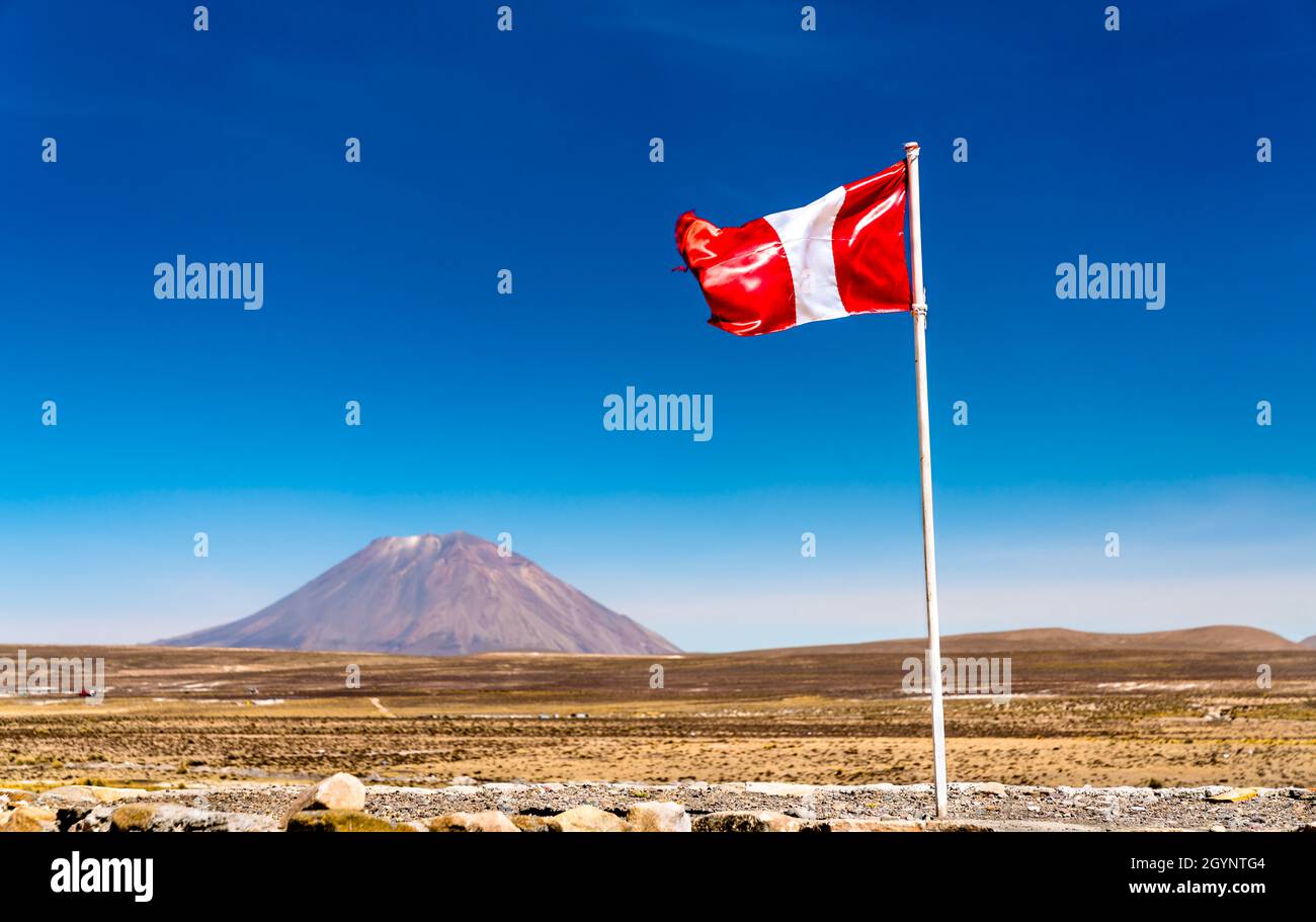 Drapeau du Pérou et du volcan Misti dans la région d'Arequipa Banque D'Images