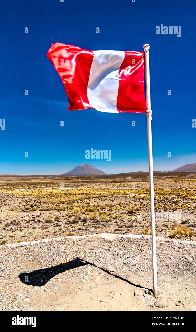 Drapeau du Pérou et du volcan Misti dans la région d'Arequipa Banque D'Images