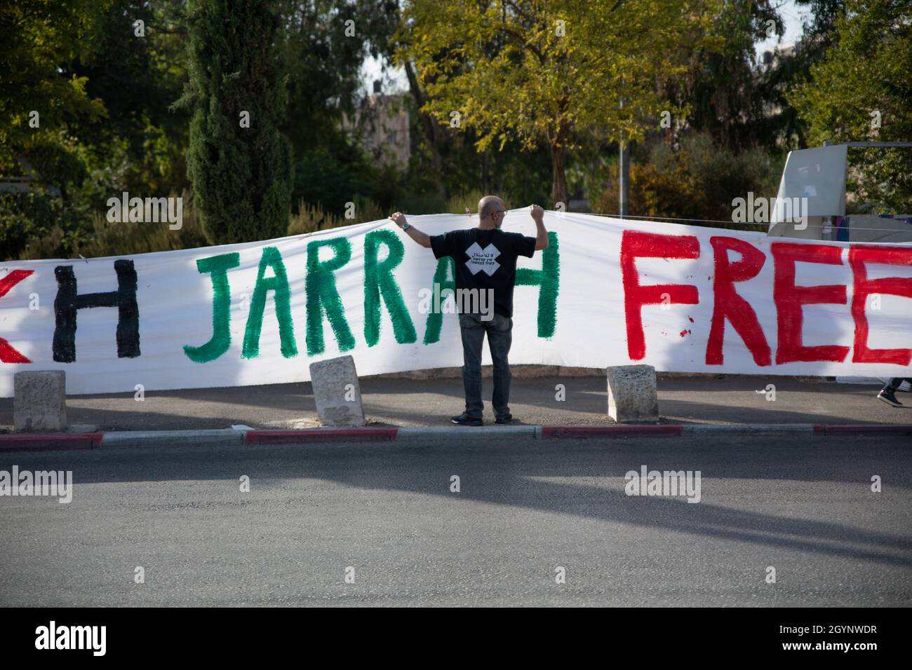 Jérusalem, Israël.24 septembre 2021.La manifestation hebdomadaire à l'entrée du cheik Jarrah des activistes juifs et des résidents du quartier.Outre la réaction violente des soldats de la police israélienne et de la patrouille frontalière face aux drapeaux Palestiniens, qui a causé deux blessures aux manifestants - cette semaine, un ancien partisan connu du Premier ministre Netanyahu est arrivé et a créé de l'agitation dans la foule.Jérusalem, Israël.8 octobre 2021 (Matan Golan/Alay Live News) crédit : Matan Golan/Alay Live News Banque D'Images
