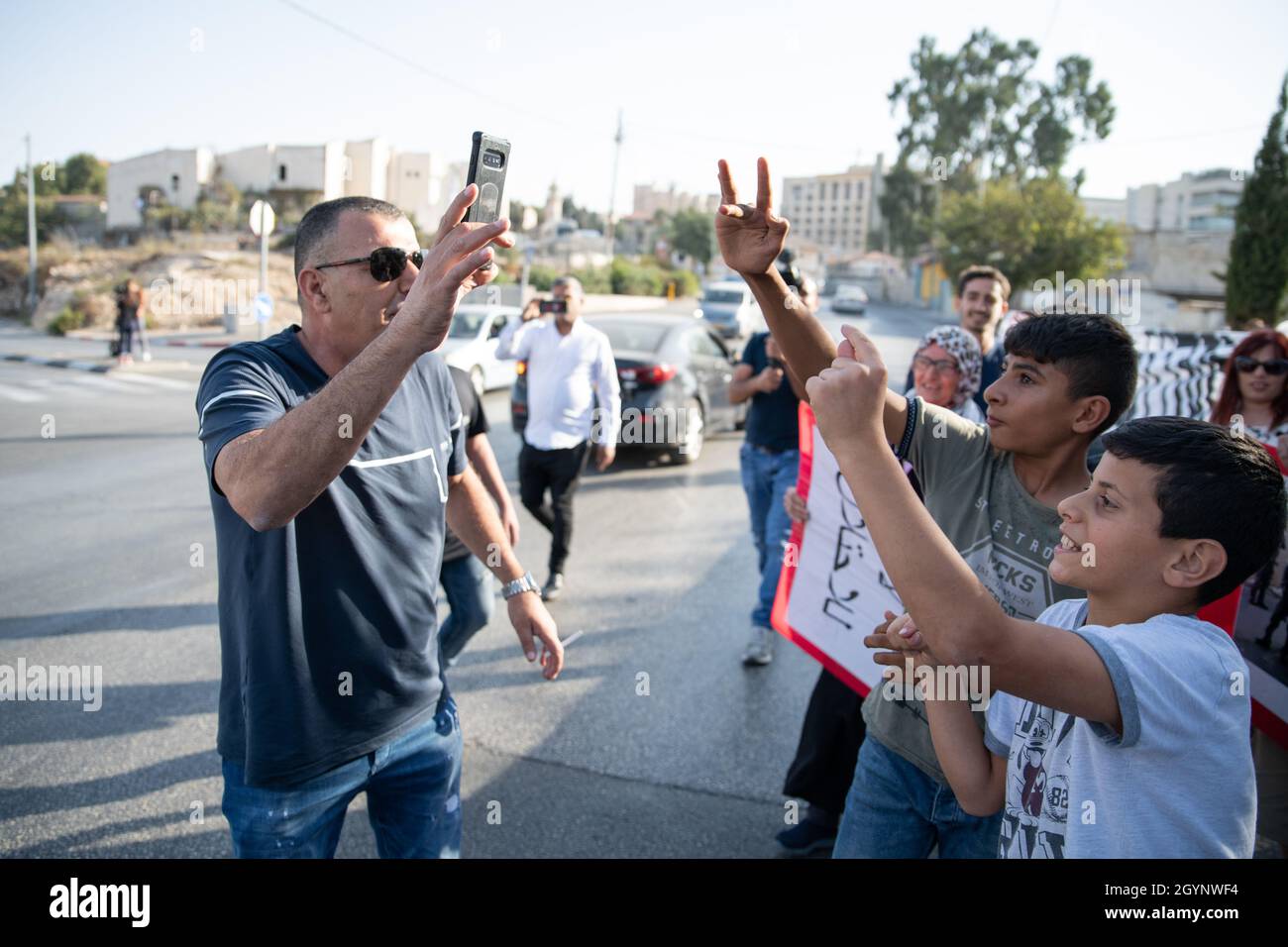 Jérusalem, Israël.24 septembre 2021.La manifestation hebdomadaire à l'entrée du cheik Jarrah des activistes juifs et des résidents du quartier.Outre la réaction violente des soldats de la police israélienne et de la patrouille frontalière face aux drapeaux Palestiniens, qui a causé deux blessures aux manifestants - cette semaine, un ancien partisan connu du Premier ministre Netanyahu est arrivé et a créé de l'agitation dans la foule.Jérusalem, Israël.8 octobre 2021 (Matan Golan/Alay Live News) crédit : Matan Golan/Alay Live News Banque D'Images