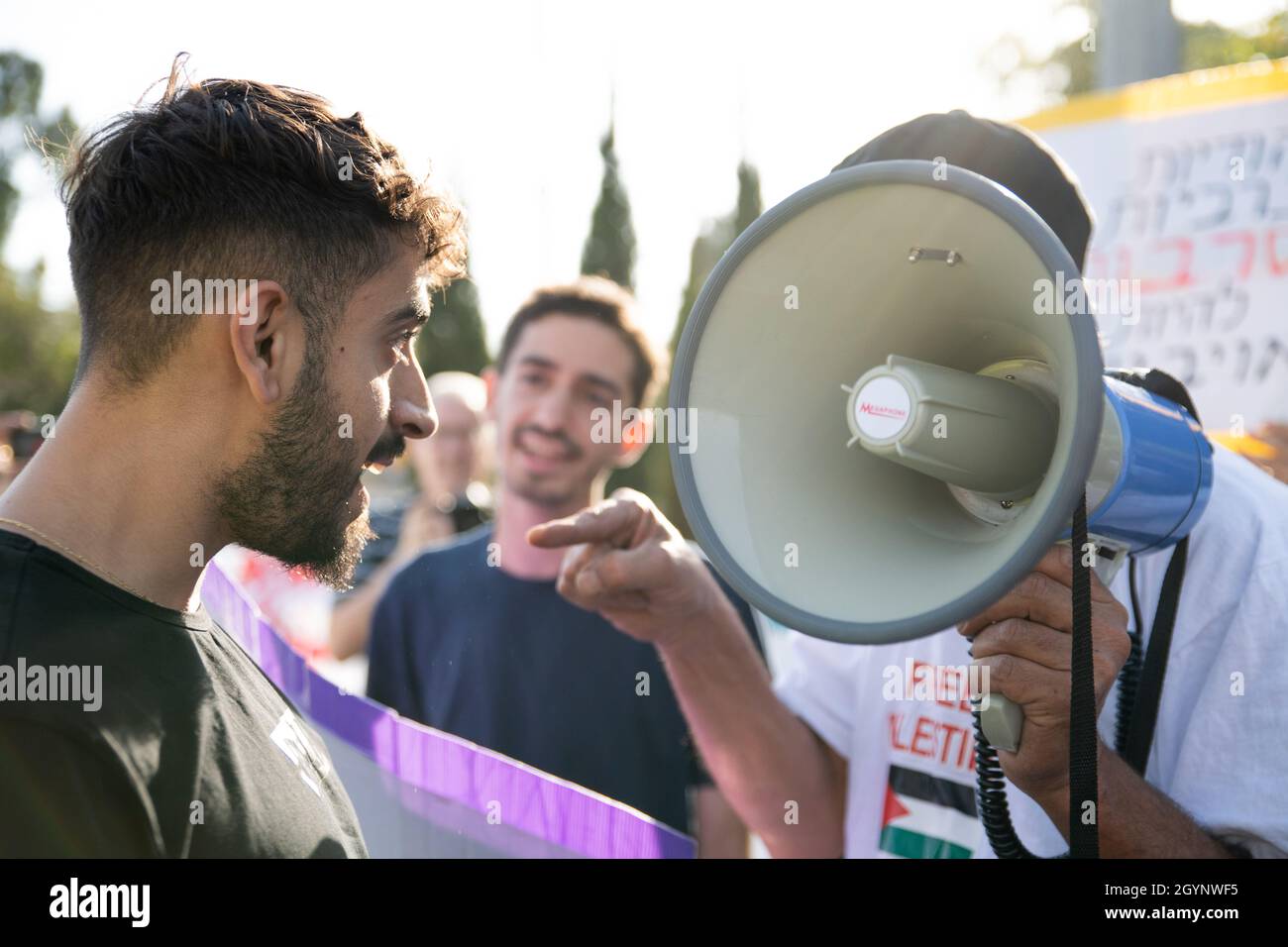 Jérusalem, Israël.24 septembre 2021.La manifestation hebdomadaire à l'entrée du cheik Jarrah des activistes juifs et des résidents du quartier.Outre la réaction violente des soldats de la police israélienne et de la patrouille frontalière face aux drapeaux Palestiniens, qui a causé deux blessures aux manifestants - cette semaine, un ancien partisan connu du Premier ministre Netanyahu est arrivé et a créé de l'agitation dans la foule.Jérusalem, Israël.8 octobre 2021 (Matan Golan/Alay Live News) crédit : Matan Golan/Alay Live News Banque D'Images