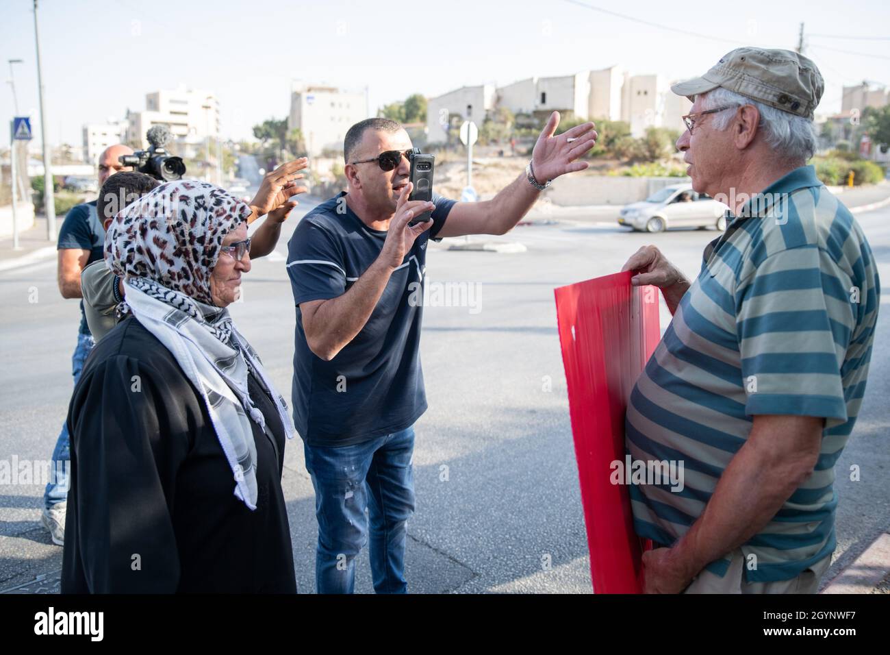 Jérusalem, Israël.24 septembre 2021.La manifestation hebdomadaire à l'entrée du cheik Jarrah des activistes juifs et des résidents du quartier.Outre la réaction violente des soldats de la police israélienne et de la patrouille frontalière face aux drapeaux Palestiniens, qui a causé deux blessures aux manifestants - cette semaine, un ancien partisan connu du Premier ministre Netanyahu est arrivé et a créé de l'agitation dans la foule.Jérusalem, Israël.8 octobre 2021 (Matan Golan/Alay Live News) crédit : Matan Golan/Alay Live News Banque D'Images