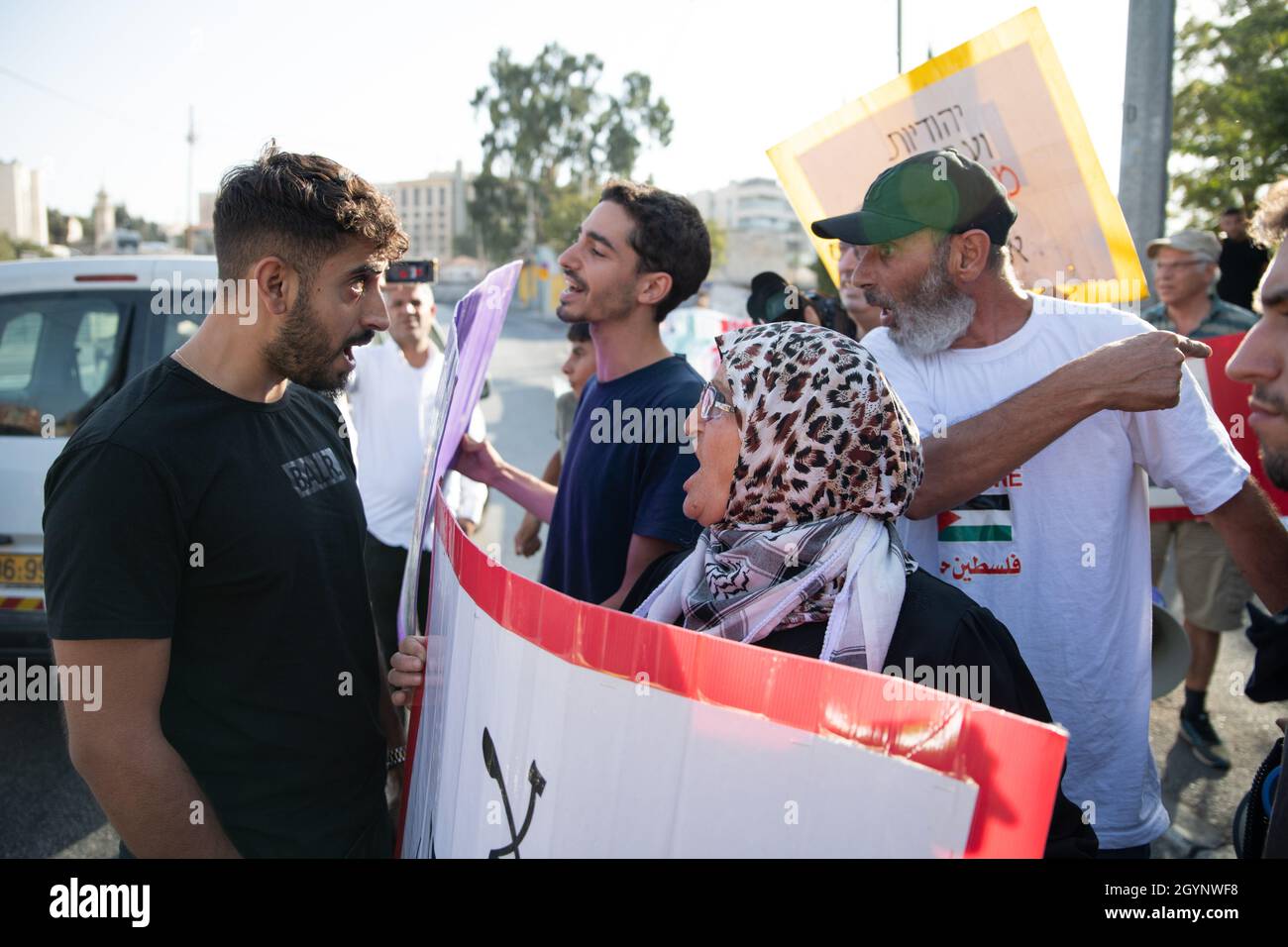 Jérusalem, Israël.24 septembre 2021.La manifestation hebdomadaire à l'entrée du cheik Jarrah des activistes juifs et des résidents du quartier.Outre la réaction violente des soldats de la police israélienne et de la patrouille frontalière face aux drapeaux Palestiniens, qui a causé deux blessures aux manifestants - cette semaine, un ancien partisan connu du Premier ministre Netanyahu est arrivé et a créé de l'agitation dans la foule.Jérusalem, Israël.8 octobre 2021 (Matan Golan/Alay Live News) crédit : Matan Golan/Alay Live News Banque D'Images
