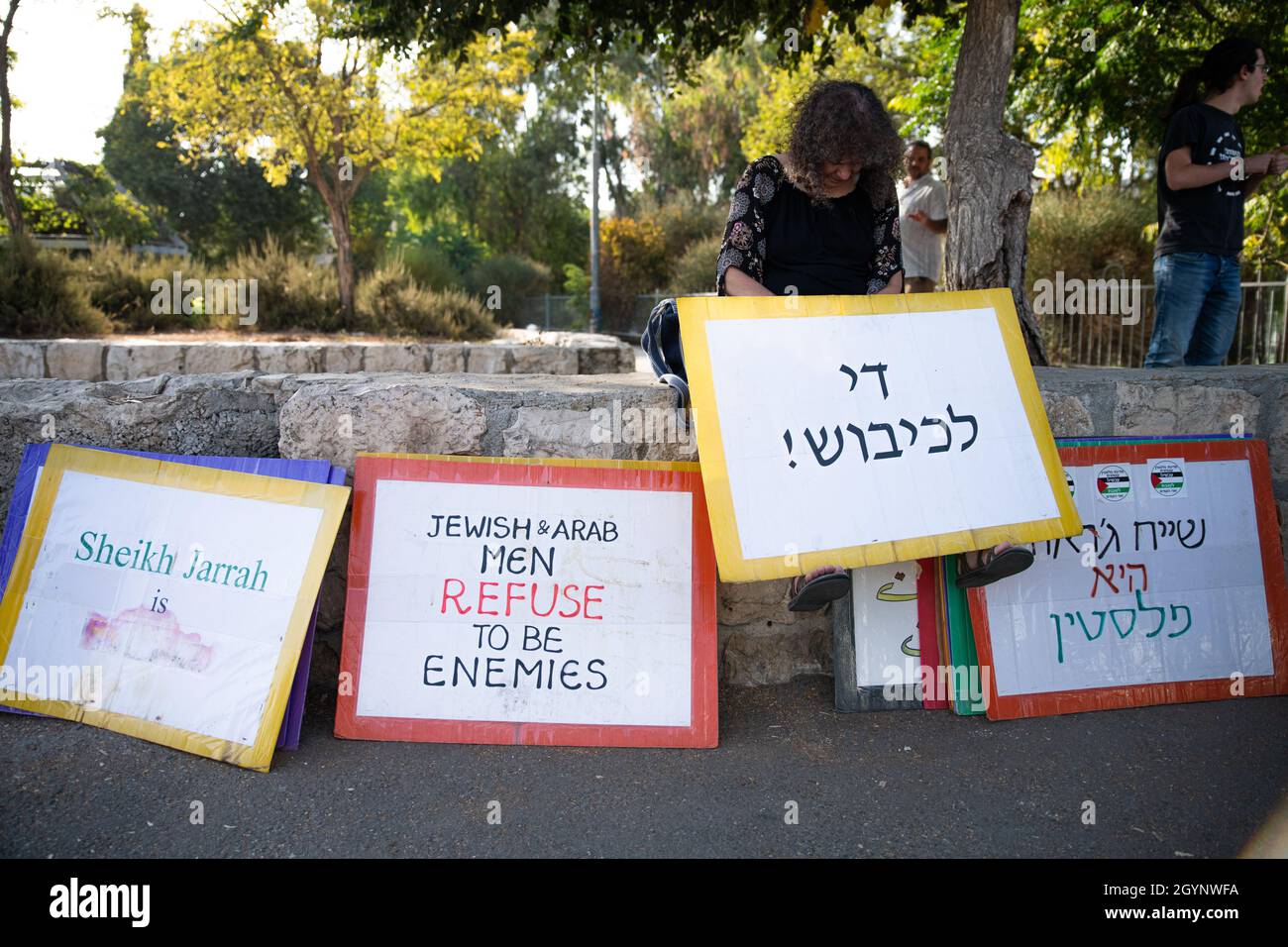 Jérusalem, Israël.24 septembre 2021.La manifestation hebdomadaire à l'entrée du cheik Jarrah des activistes juifs et des résidents du quartier.Outre la réaction violente des soldats de la police israélienne et de la patrouille frontalière face aux drapeaux Palestiniens, qui a causé deux blessures aux manifestants - cette semaine, un ancien partisan connu du Premier ministre Netanyahu est arrivé et a créé de l'agitation dans la foule.Jérusalem, Israël.8 octobre 2021 (Matan Golan/Alay Live News) crédit : Matan Golan/Alay Live News Banque D'Images
