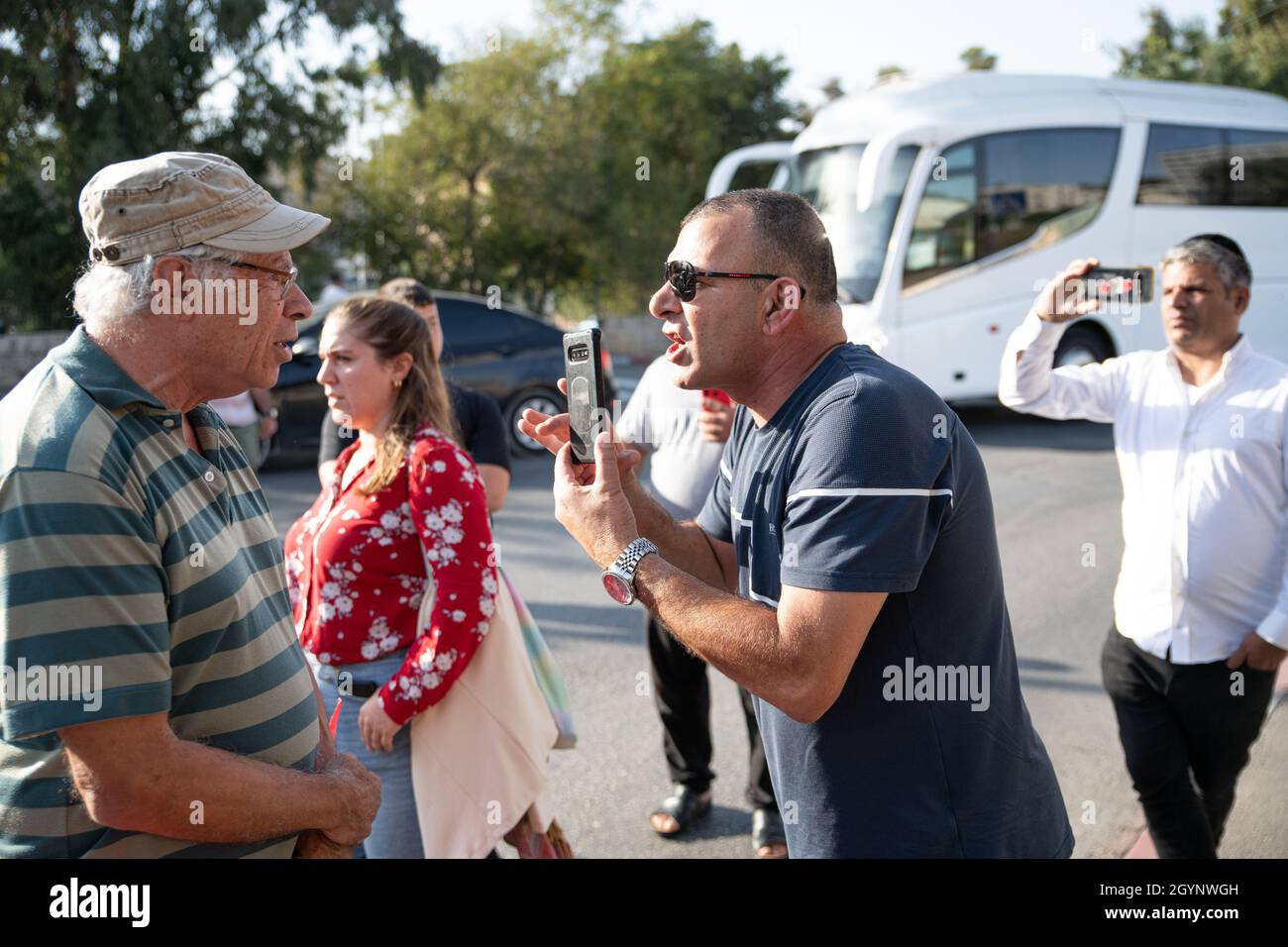 Jérusalem, Israël.24 septembre 2021.La manifestation hebdomadaire à l'entrée du cheik Jarrah des activistes juifs et des résidents du quartier.Outre la réaction violente des soldats de la police israélienne et de la patrouille frontalière face aux drapeaux Palestiniens, qui a causé deux blessures aux manifestants - cette semaine, un ancien partisan connu du Premier ministre Netanyahu est arrivé et a créé de l'agitation dans la foule.Jérusalem, Israël.8 octobre 2021 (Matan Golan/Alay Live News) crédit : Matan Golan/Alay Live News Banque D'Images
