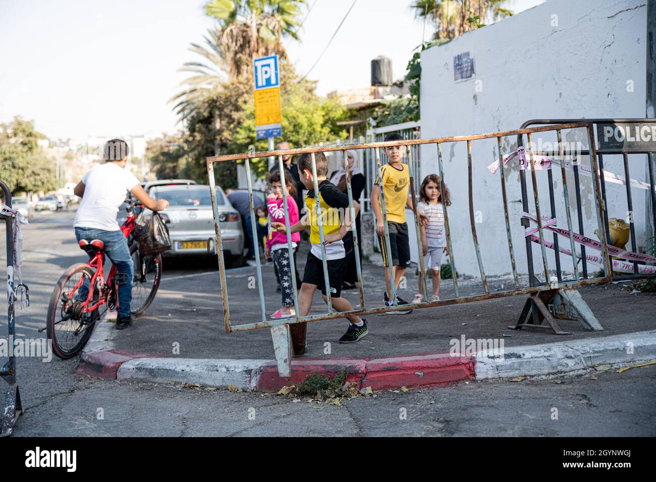 Jérusalem, Israël.24 septembre 2021.La manifestation hebdomadaire à l'entrée du cheik Jarrah des activistes juifs et des résidents du quartier.Outre la réaction violente des soldats de la police israélienne et de la patrouille frontalière face aux drapeaux Palestiniens, qui a causé deux blessures aux manifestants - cette semaine, un ancien partisan connu du Premier ministre Netanyahu est arrivé et a créé de l'agitation dans la foule.Jérusalem, Israël.8 octobre 2021 (Matan Golan/Alay Live News) crédit : Matan Golan/Alay Live News Banque D'Images