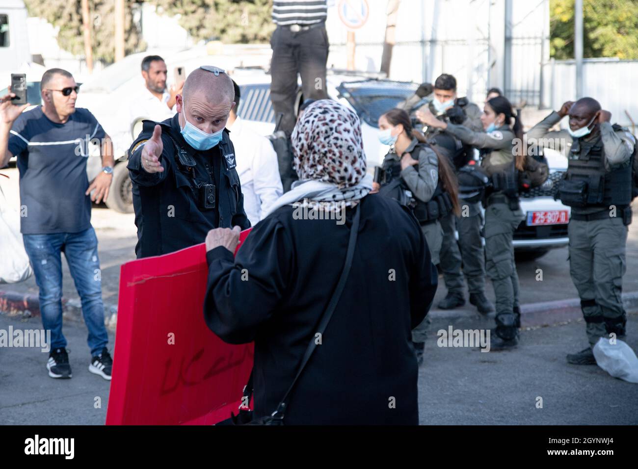 Jérusalem, Israël.24 septembre 2021.La manifestation hebdomadaire à l'entrée du cheik Jarrah des activistes juifs et des résidents du quartier.Outre la réaction violente des soldats de la police israélienne et de la patrouille frontalière face aux drapeaux Palestiniens, qui a causé deux blessures aux manifestants - cette semaine, un ancien partisan connu du Premier ministre Netanyahu est arrivé et a créé de l'agitation dans la foule.Jérusalem, Israël.8 octobre 2021 (Matan Golan/Alay Live News) crédit : Matan Golan/Alay Live News Banque D'Images