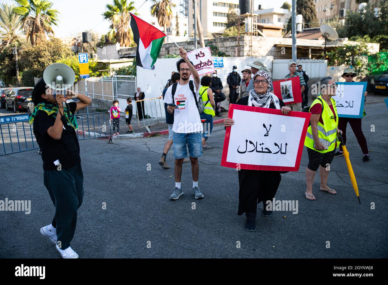 Jérusalem, Israël.24 septembre 2021.La manifestation hebdomadaire à l'entrée du cheik Jarrah des activistes juifs et des résidents du quartier.Outre la réaction violente des soldats de la police israélienne et de la patrouille frontalière face aux drapeaux Palestiniens, qui a causé deux blessures aux manifestants - cette semaine, un ancien partisan connu du Premier ministre Netanyahu est arrivé et a créé de l'agitation dans la foule.Jérusalem, Israël.8 octobre 2021 (Matan Golan/Alay Live News) crédit : Matan Golan/Alay Live News Banque D'Images