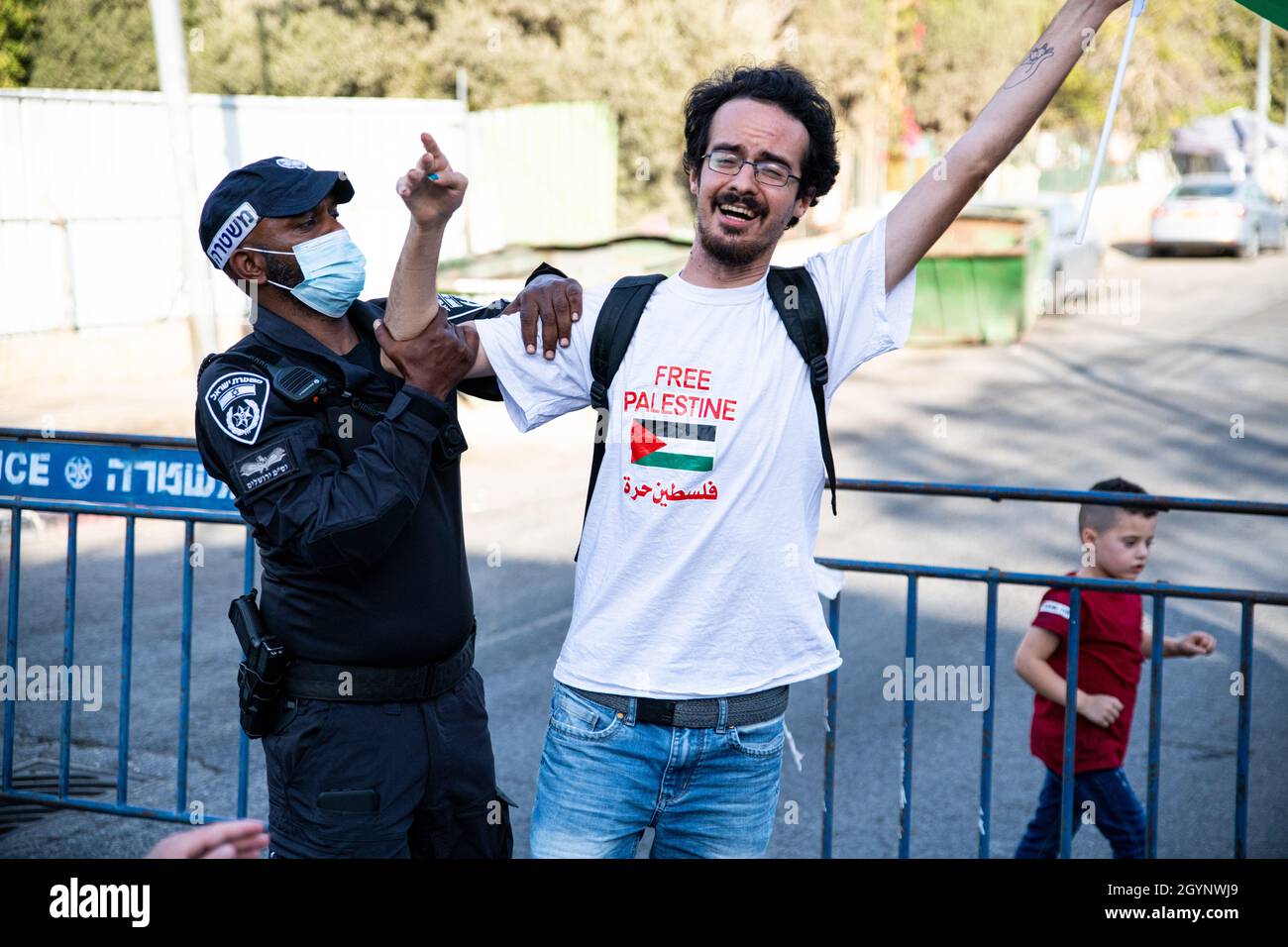 Jérusalem, Israël.24 septembre 2021.La manifestation hebdomadaire à l'entrée du cheik Jarrah des activistes juifs et des résidents du quartier.Outre la réaction violente des soldats de la police israélienne et de la patrouille frontalière face aux drapeaux Palestiniens, qui a causé deux blessures aux manifestants - cette semaine, un ancien partisan connu du Premier ministre Netanyahu est arrivé et a créé de l'agitation dans la foule.Jérusalem, Israël.8 octobre 2021 (Matan Golan/Alay Live News) crédit : Matan Golan/Alay Live News Banque D'Images