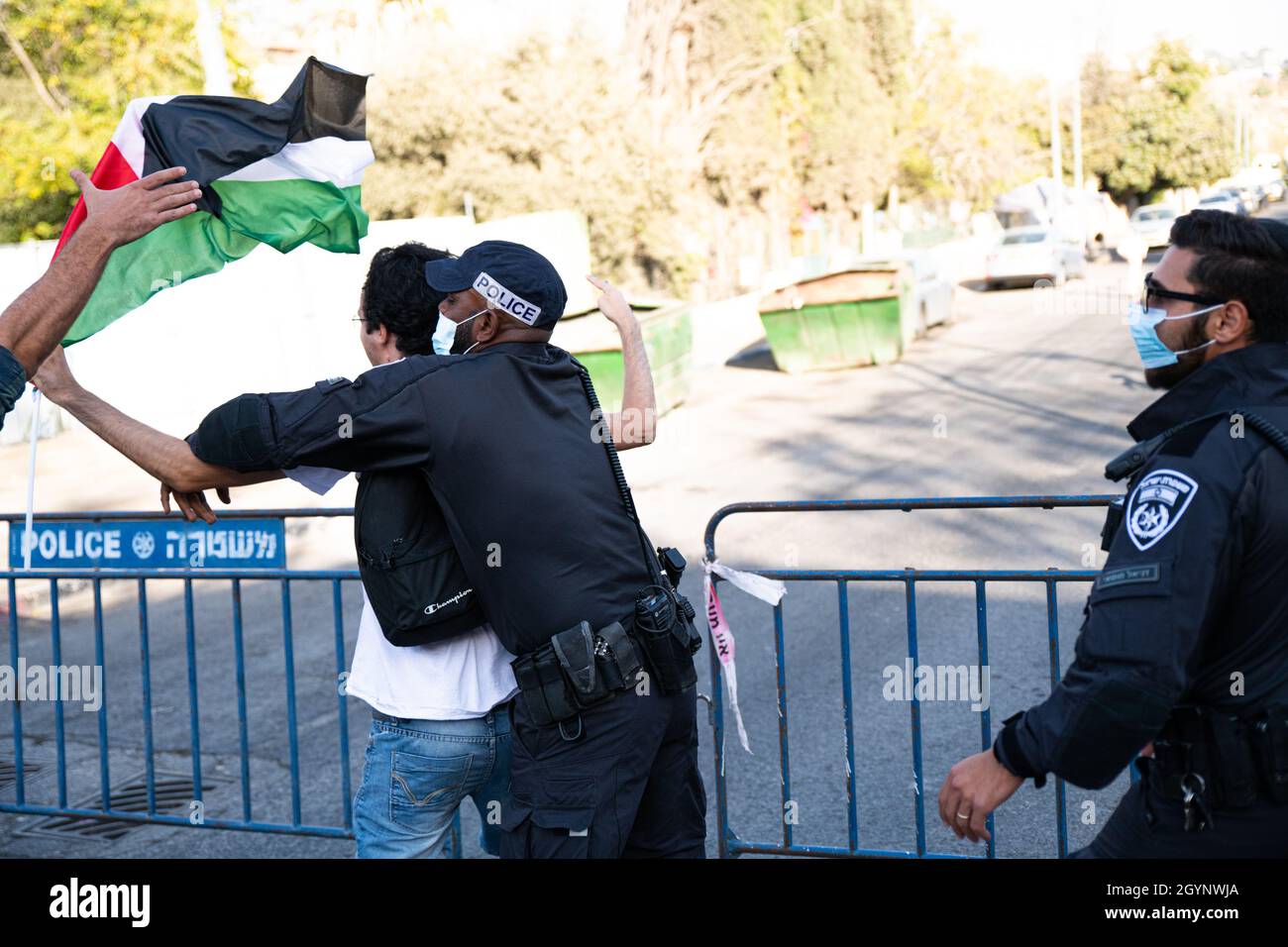 Jérusalem, Israël.24 septembre 2021.La manifestation hebdomadaire à l'entrée du cheik Jarrah des activistes juifs et des résidents du quartier.Outre la réaction violente des soldats de la police israélienne et de la patrouille frontalière face aux drapeaux Palestiniens, qui a causé deux blessures aux manifestants - cette semaine, un ancien partisan connu du Premier ministre Netanyahu est arrivé et a créé de l'agitation dans la foule.Jérusalem, Israël.8 octobre 2021 (Matan Golan/Alay Live News) crédit : Matan Golan/Alay Live News Banque D'Images
