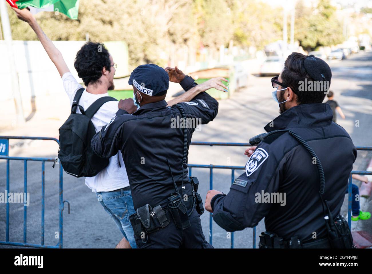 Jérusalem, Israël.24 septembre 2021.La manifestation hebdomadaire à l'entrée du cheik Jarrah des activistes juifs et des résidents du quartier.Outre la réaction violente des soldats de la police israélienne et de la patrouille frontalière face aux drapeaux Palestiniens, qui a causé deux blessures aux manifestants - cette semaine, un ancien partisan connu du Premier ministre Netanyahu est arrivé et a créé de l'agitation dans la foule.Jérusalem, Israël.8 octobre 2021 (Matan Golan/Alay Live News) crédit : Matan Golan/Alay Live News Banque D'Images