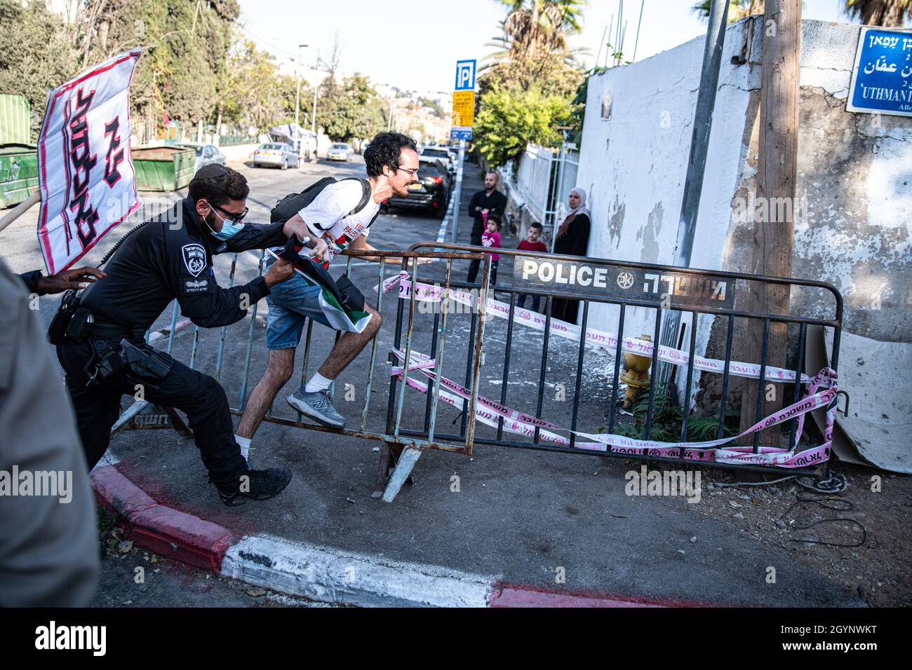Jérusalem, Israël.24 septembre 2021.La manifestation hebdomadaire à l'entrée du cheik Jarrah des activistes juifs et des résidents du quartier.Outre la réaction violente des soldats de la police israélienne et de la patrouille frontalière face aux drapeaux Palestiniens, qui a causé deux blessures aux manifestants - cette semaine, un ancien partisan connu du Premier ministre Netanyahu est arrivé et a créé de l'agitation dans la foule.Jérusalem, Israël.8 octobre 2021 (Matan Golan/Alay Live News) crédit : Matan Golan/Alay Live News Banque D'Images